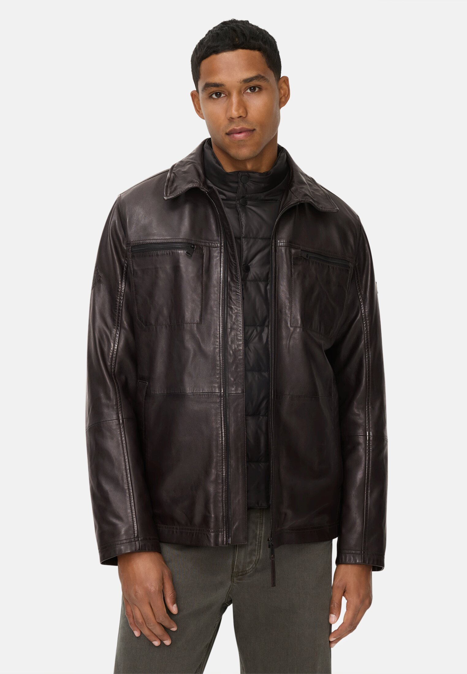 Herren Lederjacke mit Steppfutter Dunkelbraun getragen vorn