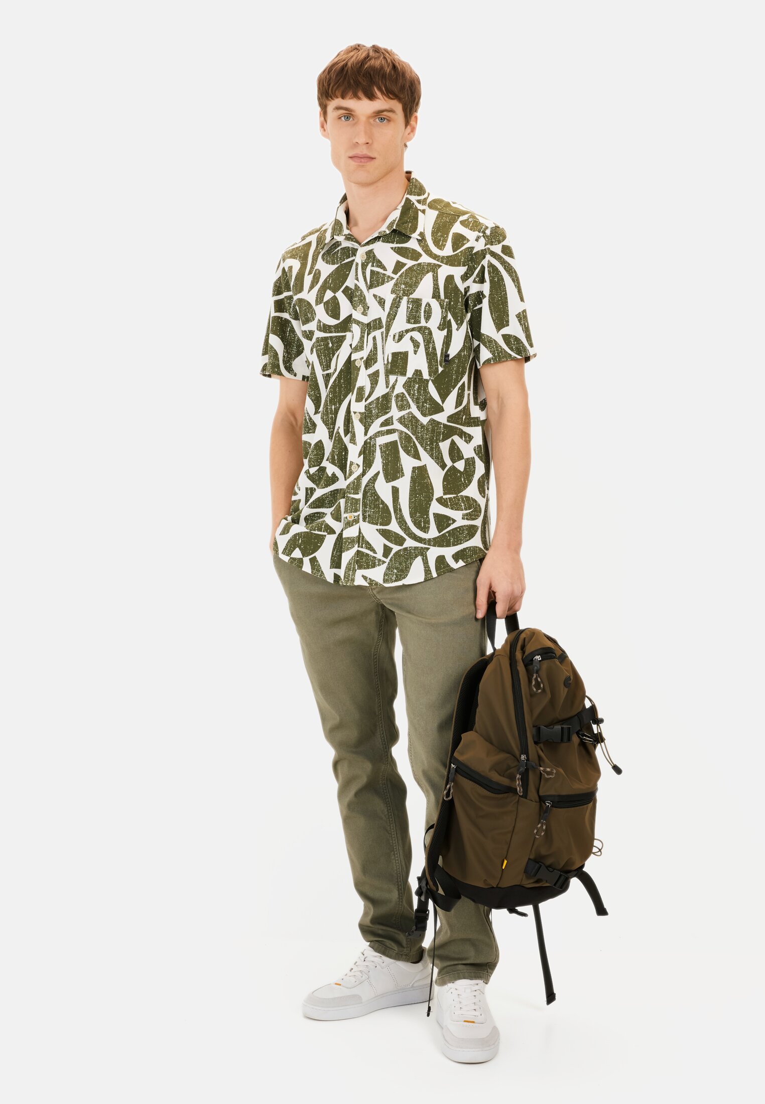 Herren Basic Chino Slim Fit Grün getragen vorne Ganzkörper