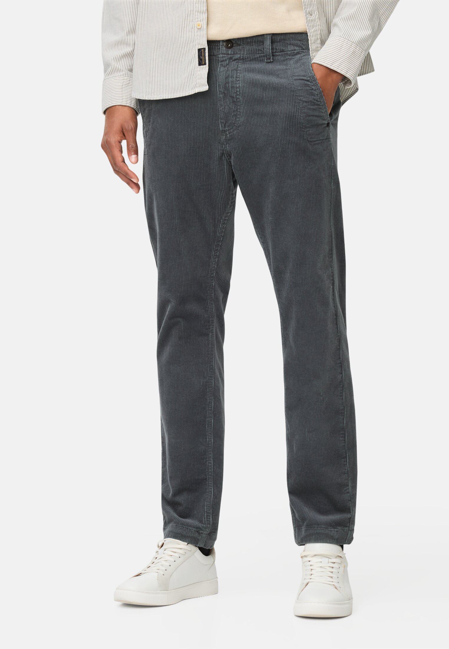 Herren Regular Fit Chino Hose aus Cord Tintenblau getragen vorn