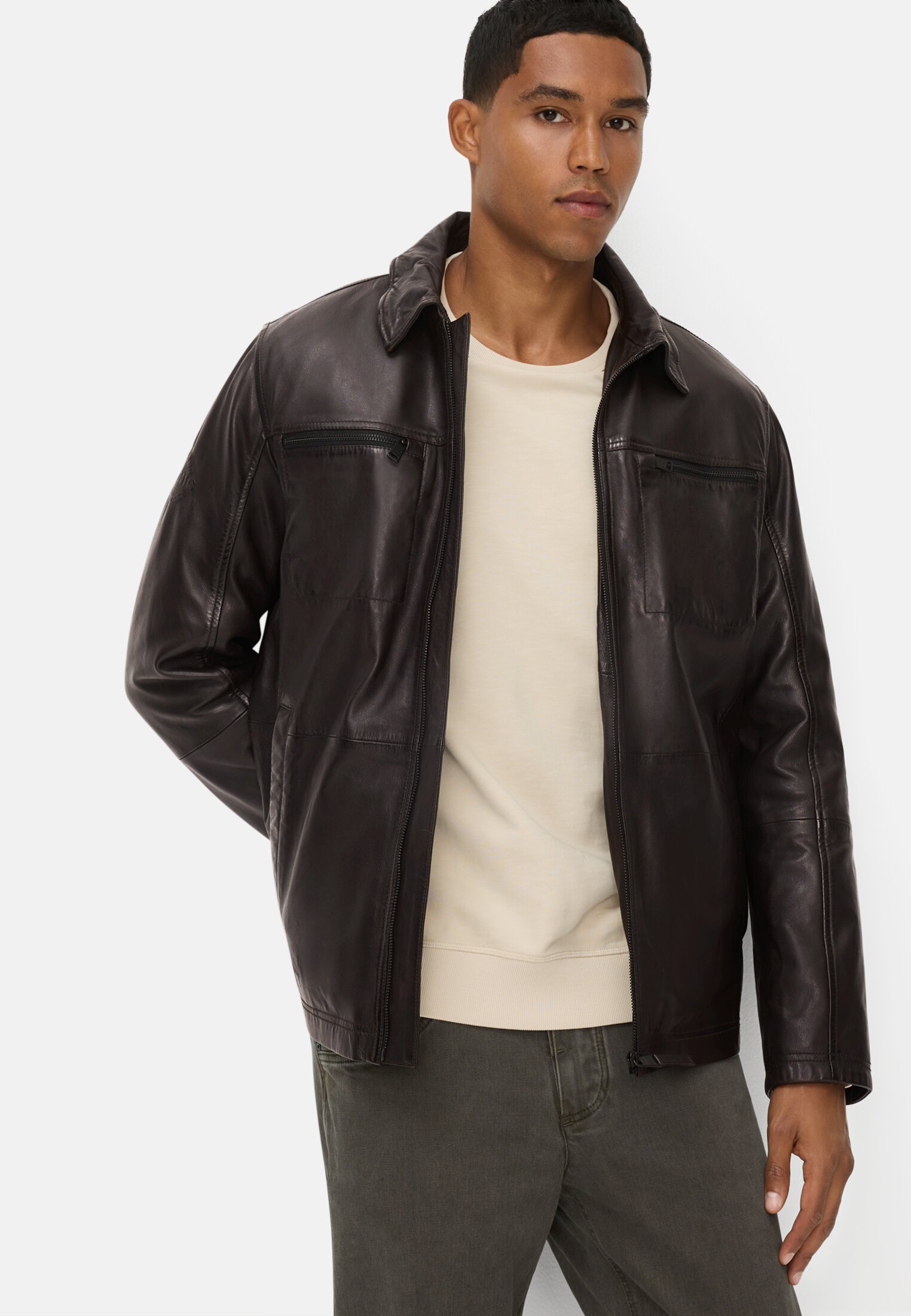 Herren Lederjacke mit Steppfutter Dunkelbraun getragen emotional
