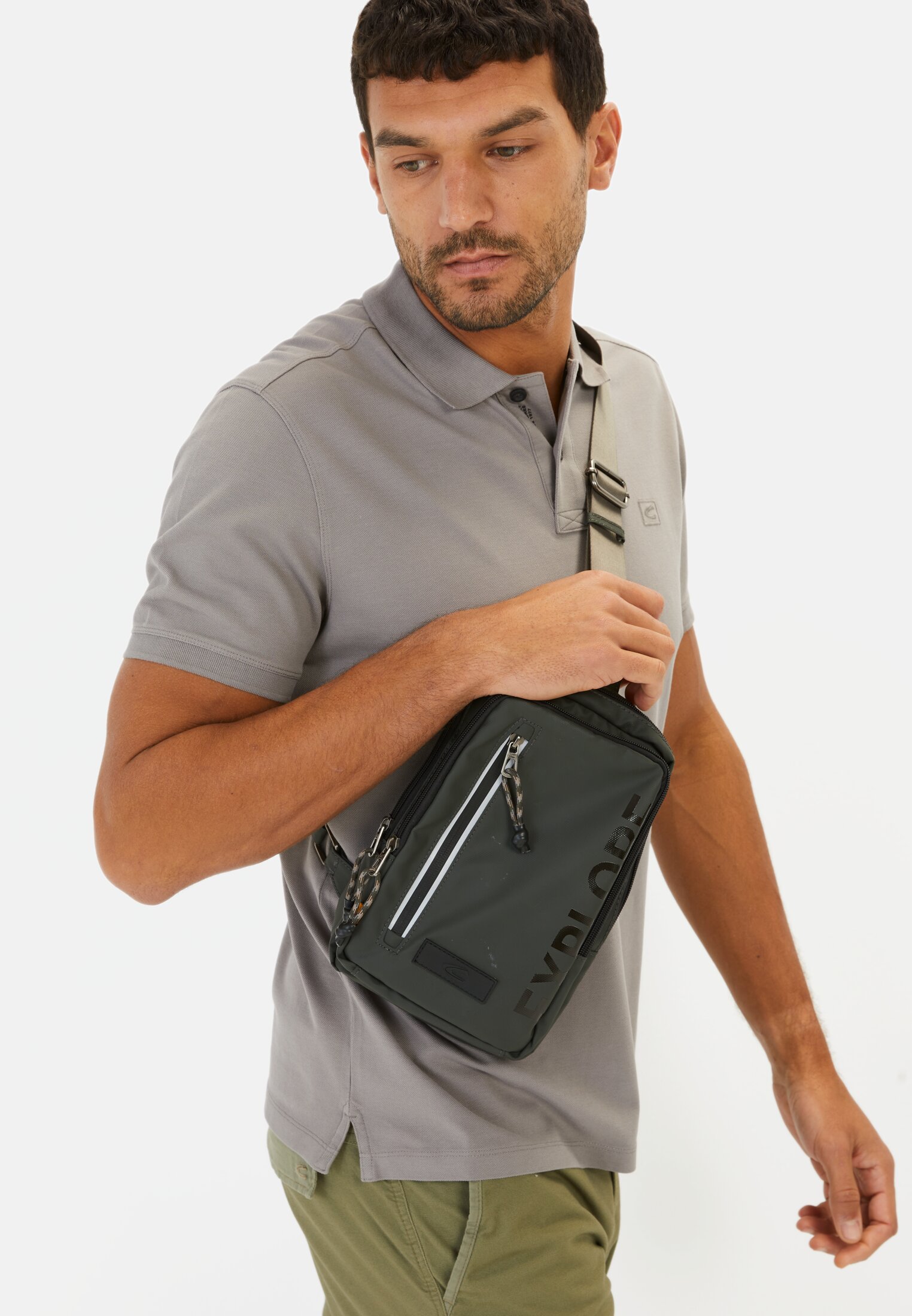 Herren Halbarm Poloshirt aus reiner Baumwolle Steingrau getragen emotional