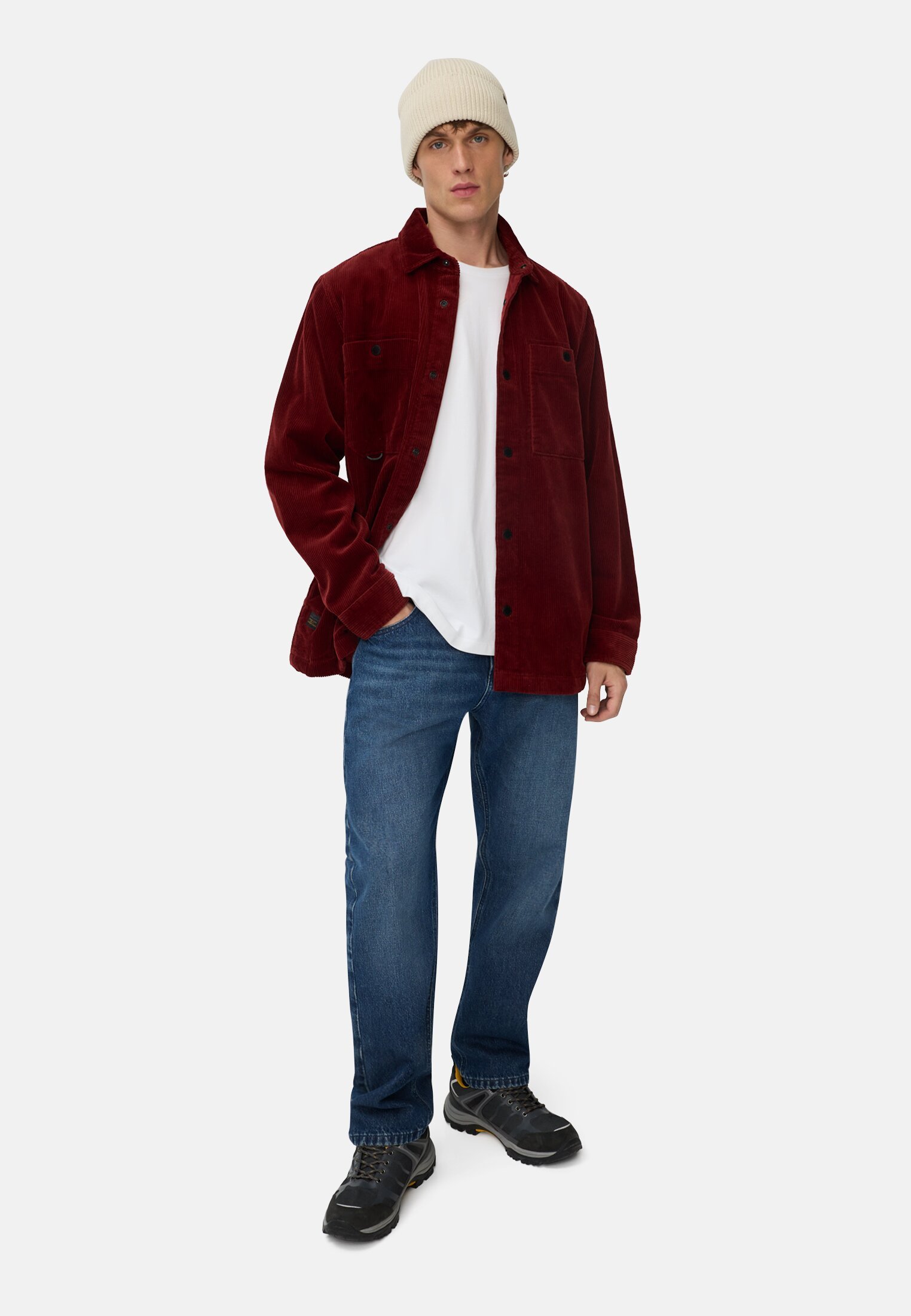 Herren Cord Overshirt mit Druckknöpfen Bernsteinrot getragen vorne Ganzkörper