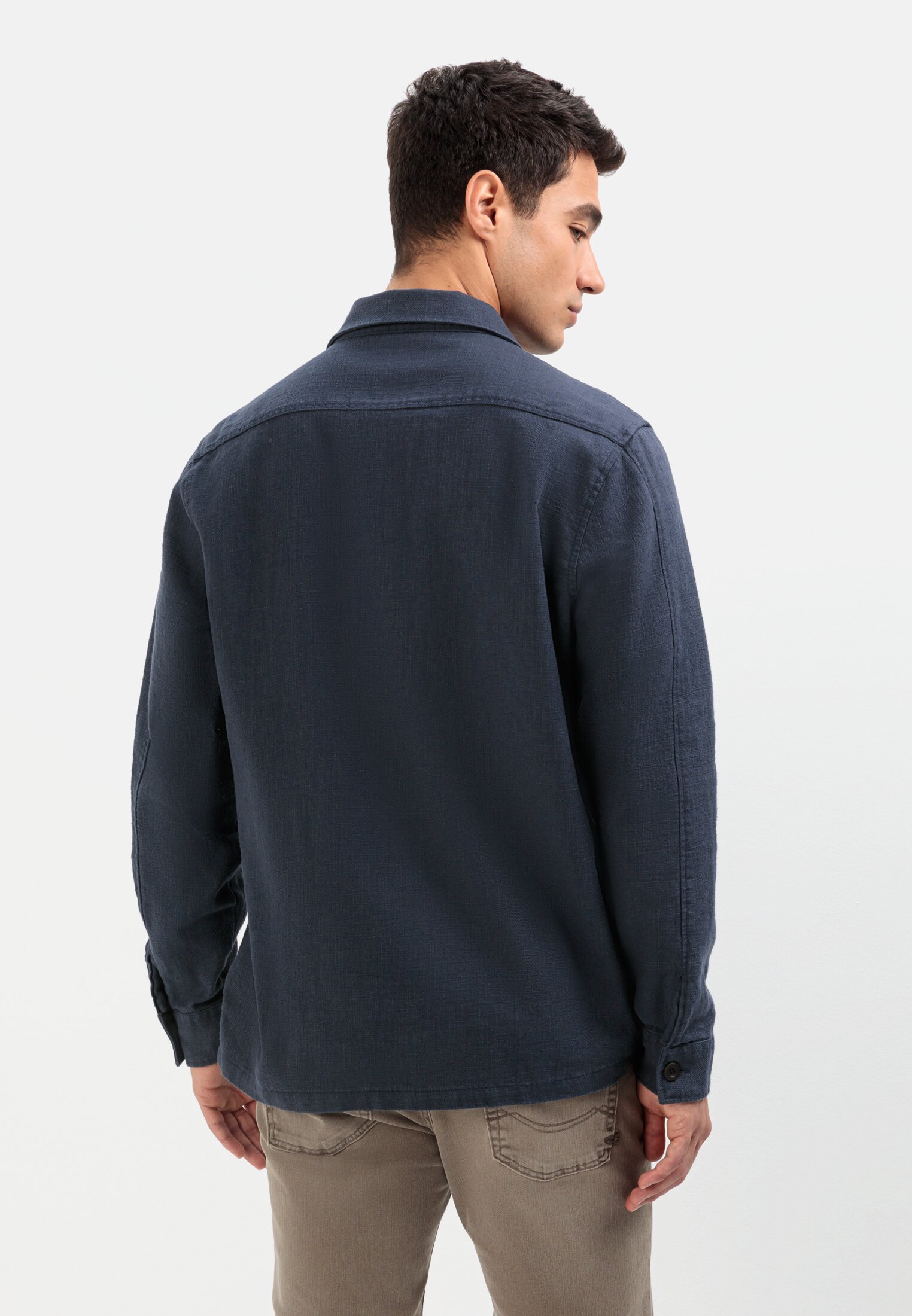 MI_09332-1S42-47_M2-00 Herren Overshirt aus einem Leinen-Baumwollmix Dunkelblau getragen hinten