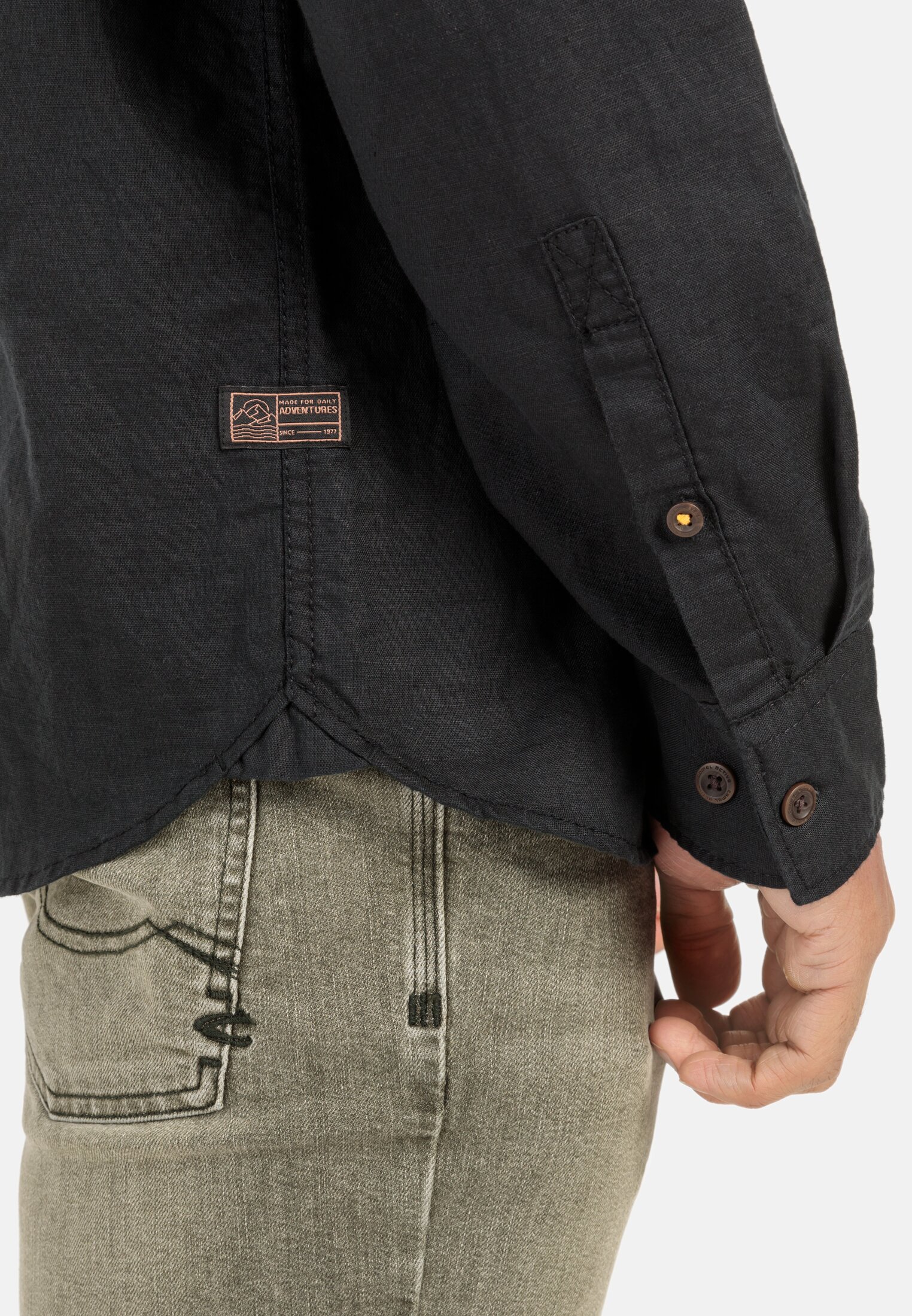 Men Long-sleeved shirt in a lightweight linen blend Black worn detail close