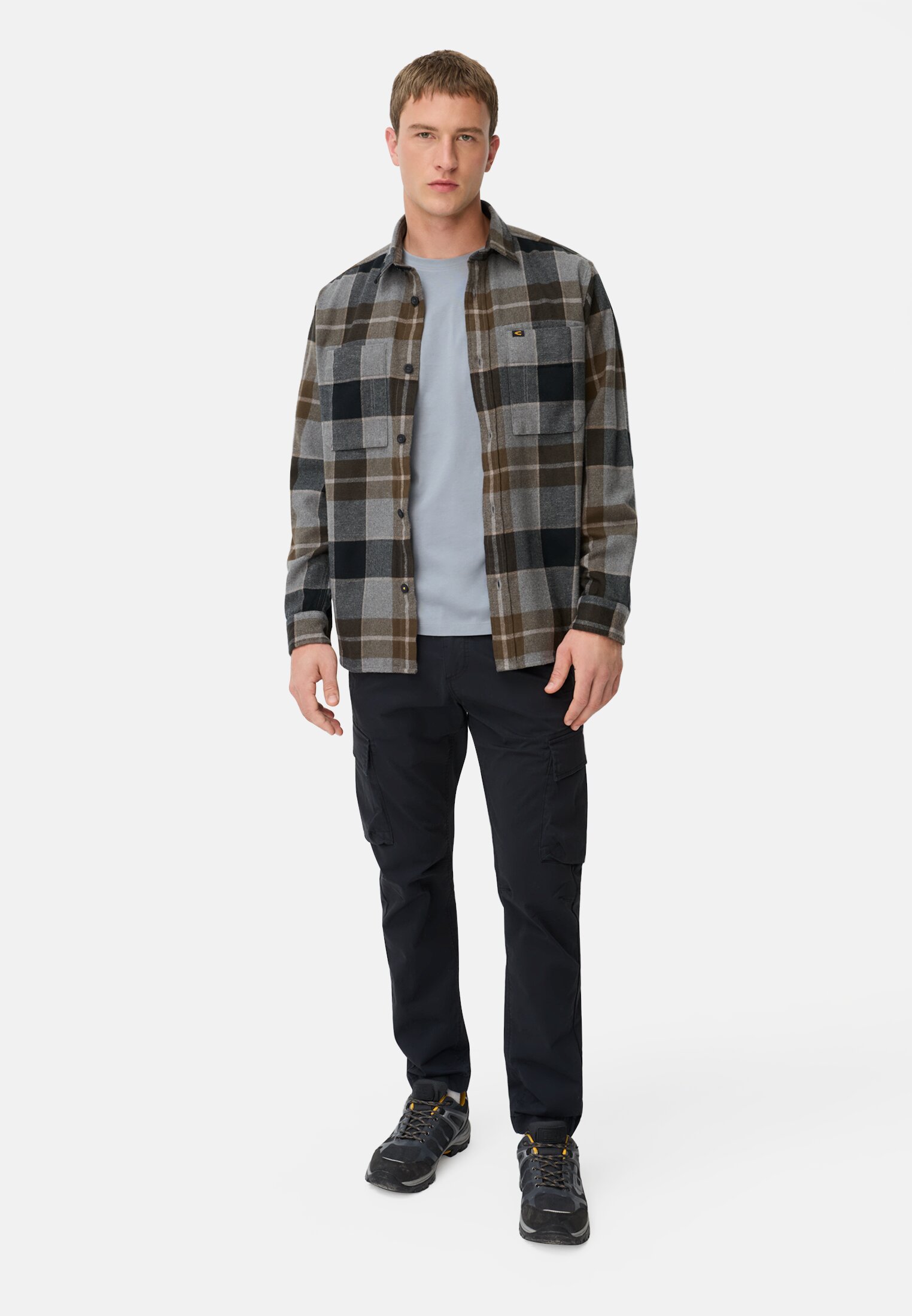 Herren Henley Shirt aus reiner Baumwolle mit Knopfleiste Steinblau getragen vorne Ganzkörper