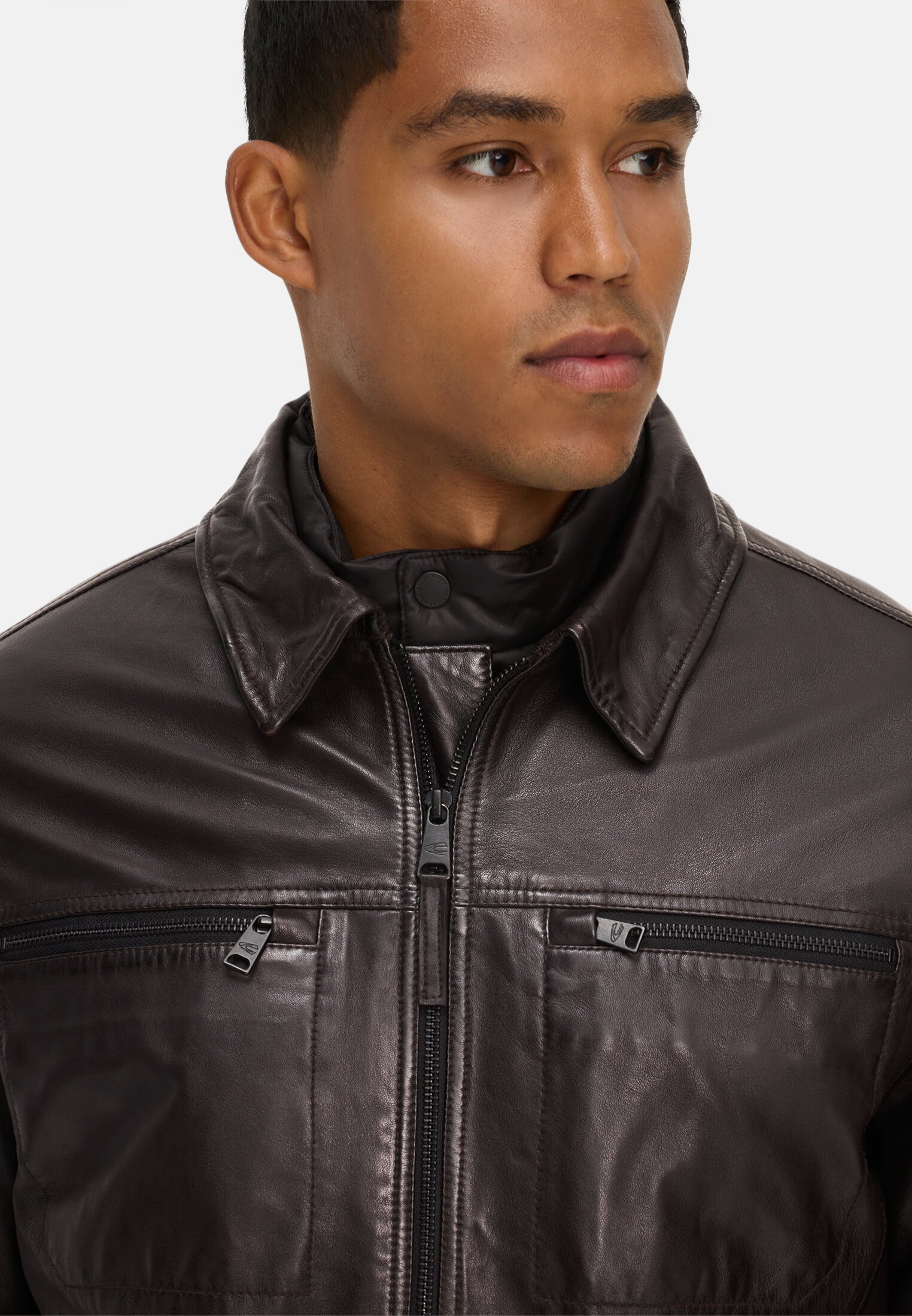 Herren Lederjacke mit Steppfutter Dunkelbraun getragen detailliert nah