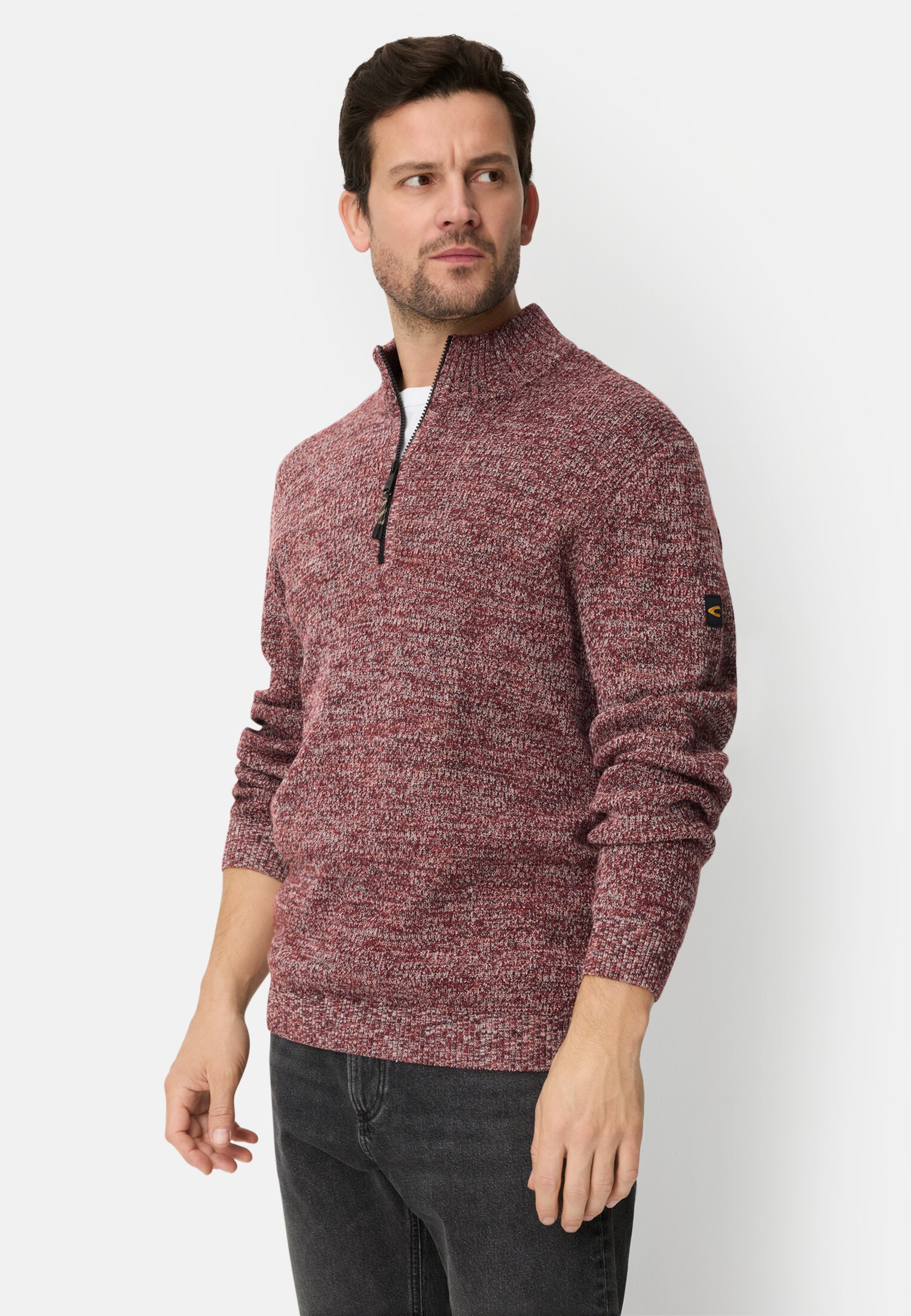 Herren Strick-Troyer mit melierter Struktur Bernsteinrot getragen vorn