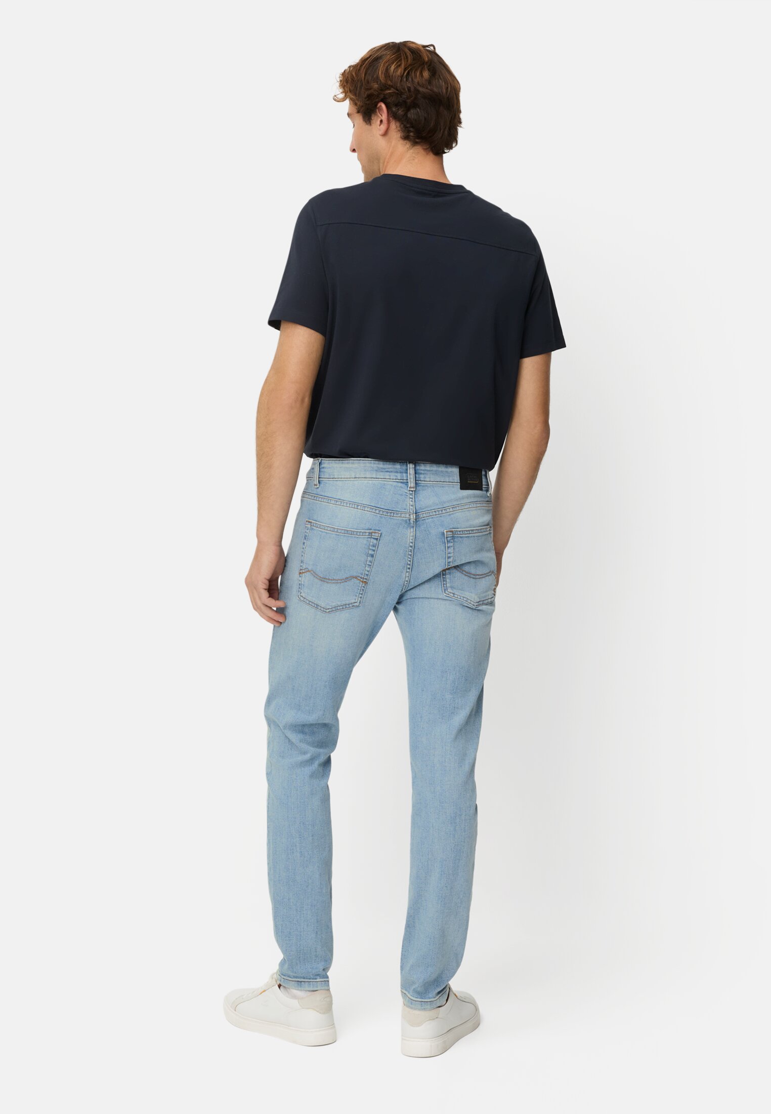 Herren Slim Fit 5-Pocket Jeans Bleach Blau getragen hinten