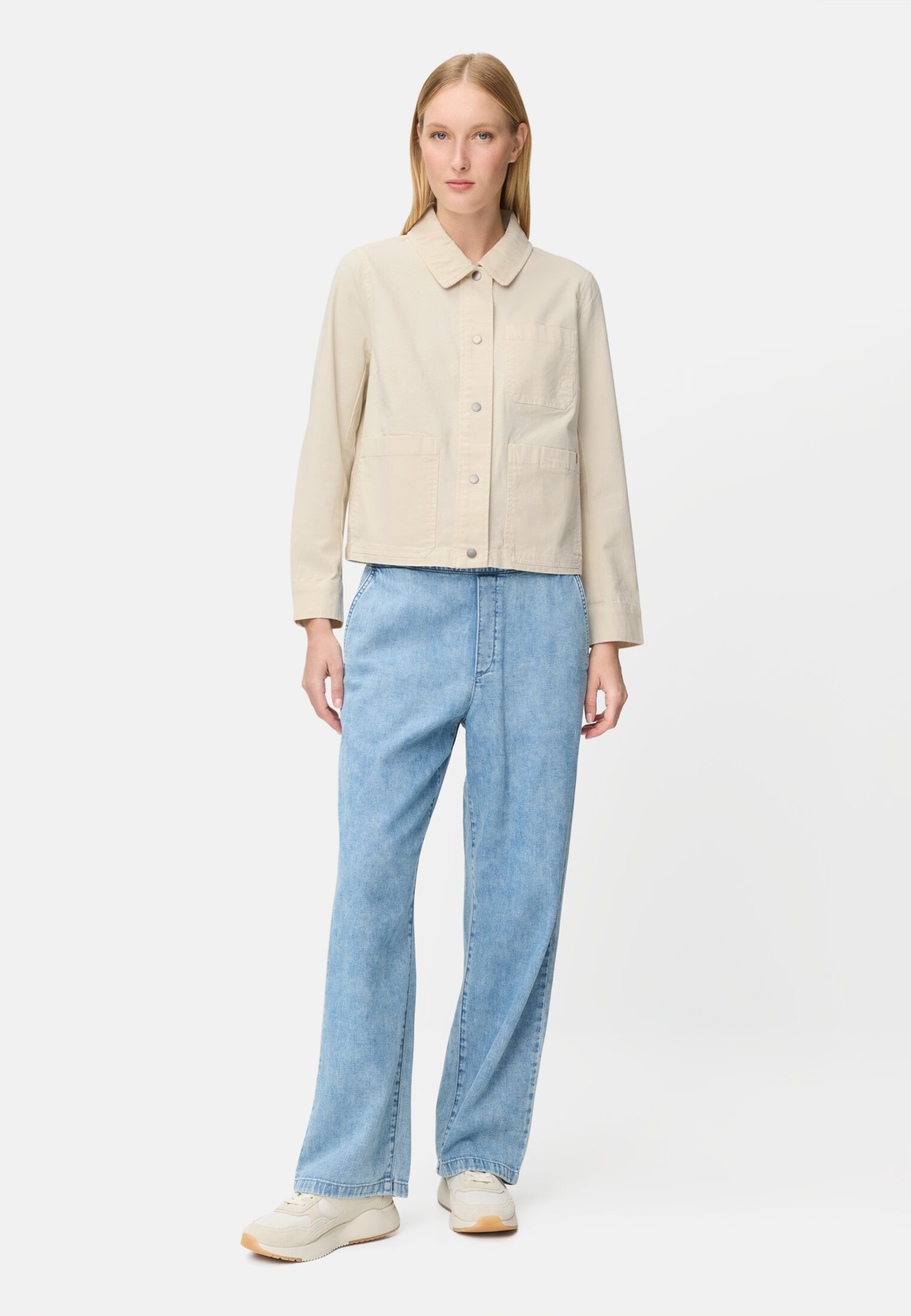 Damen Indoor Blazer mit Brusttaschen Milchweiß getragen vorne Ganzkörper