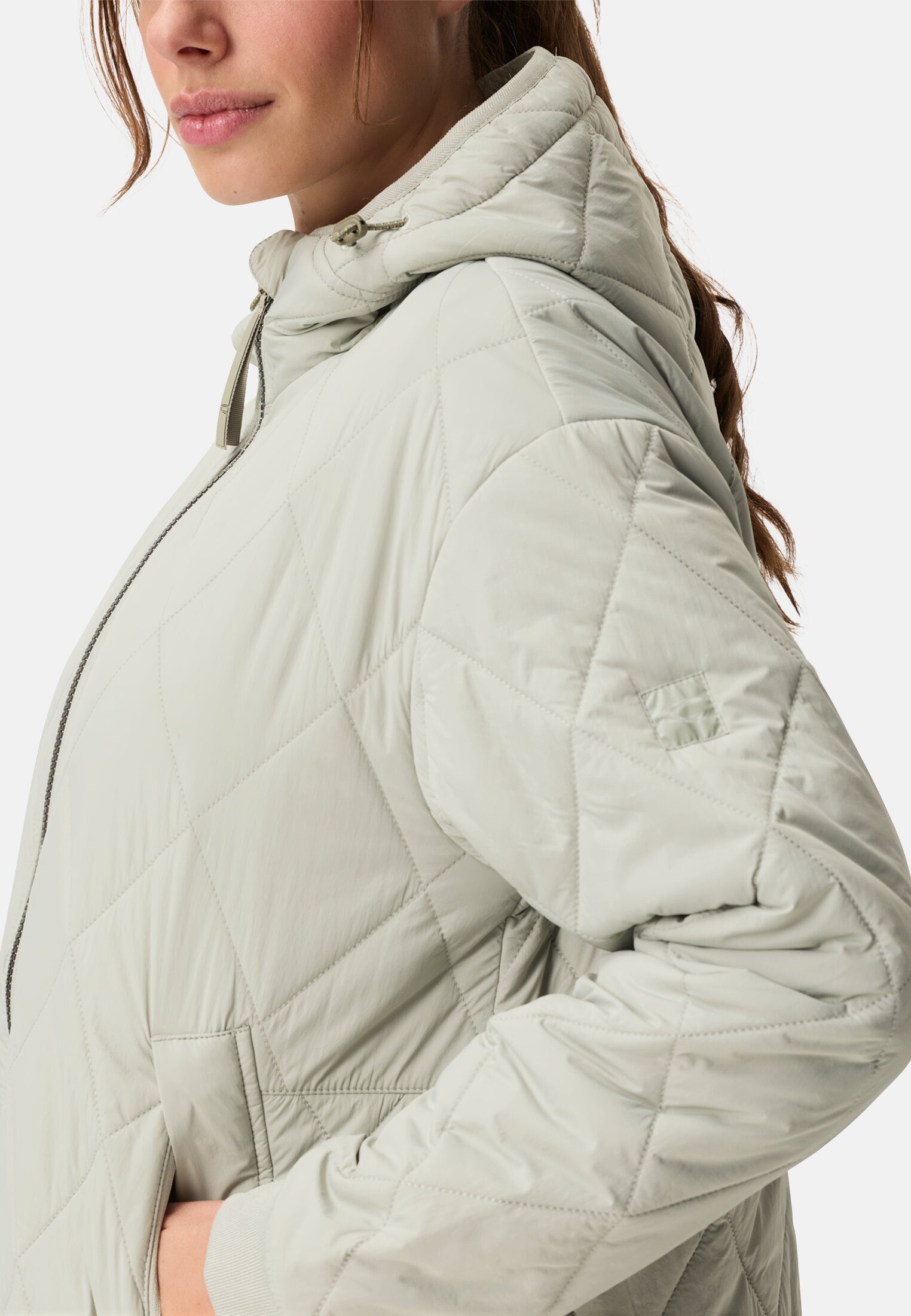 Damen Wattierte Jacke mit Kapuze Salbei getragen detailliert nah