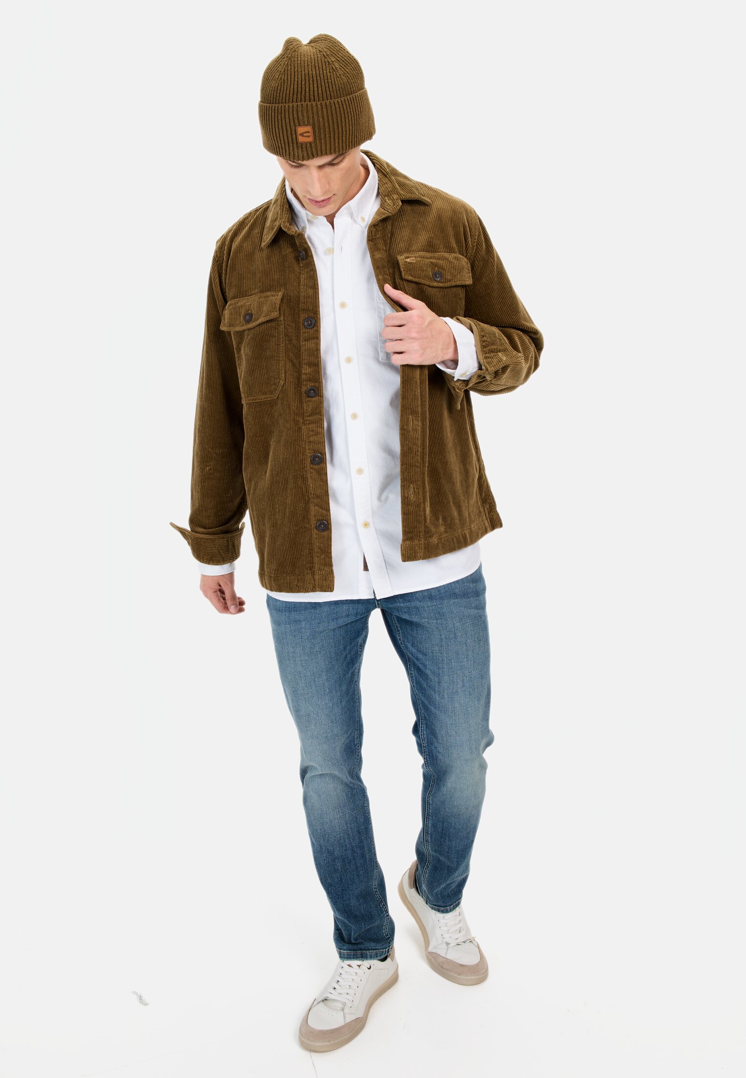 Herren Oxford Hemd aus zertifiziertem Organic Cotton Weiß getragen vorne Ganzkörper