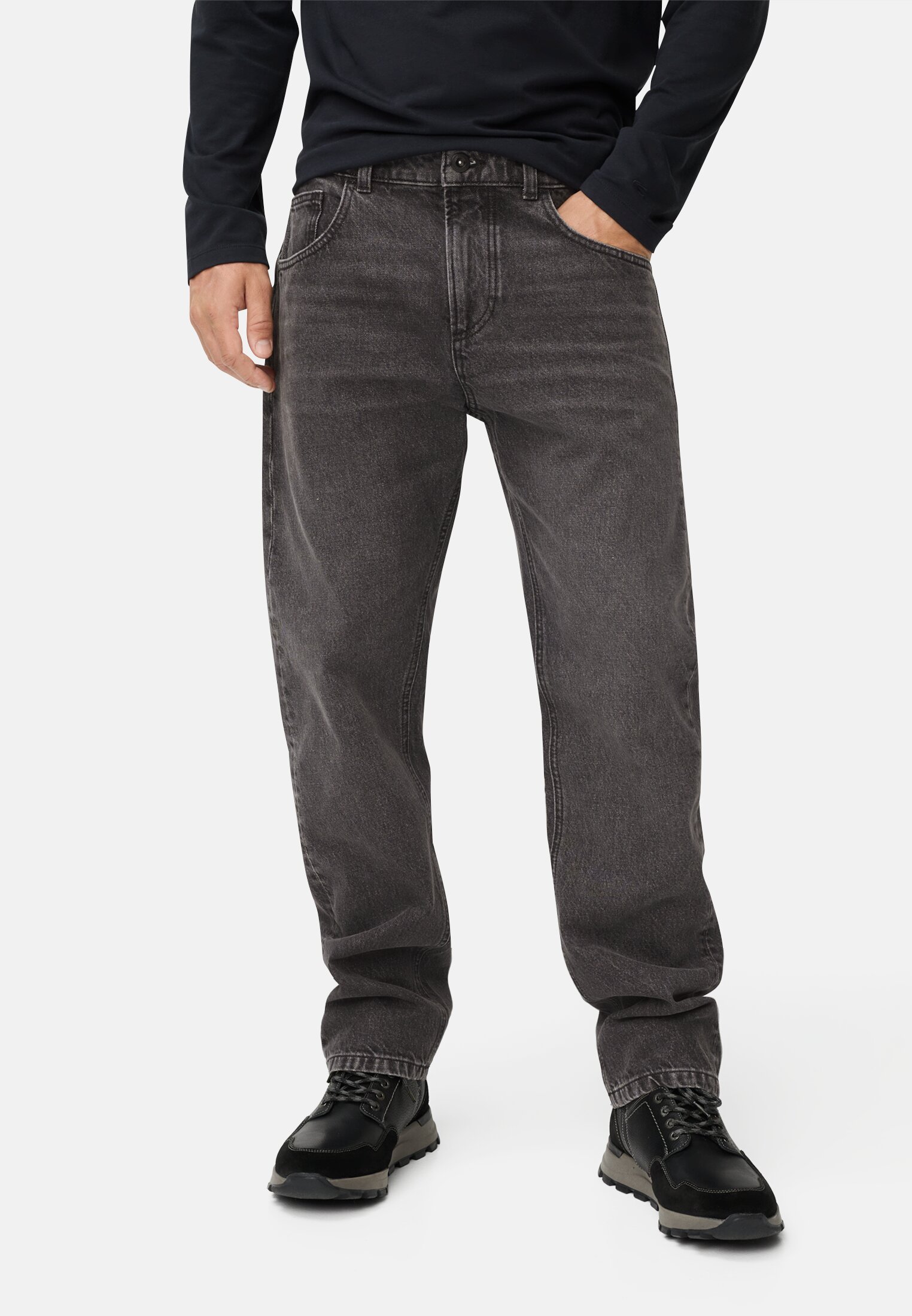Herren 5-Pkt Loose Fit Jeans aus reiner Baumwolle Graphitgrau getragen vorn