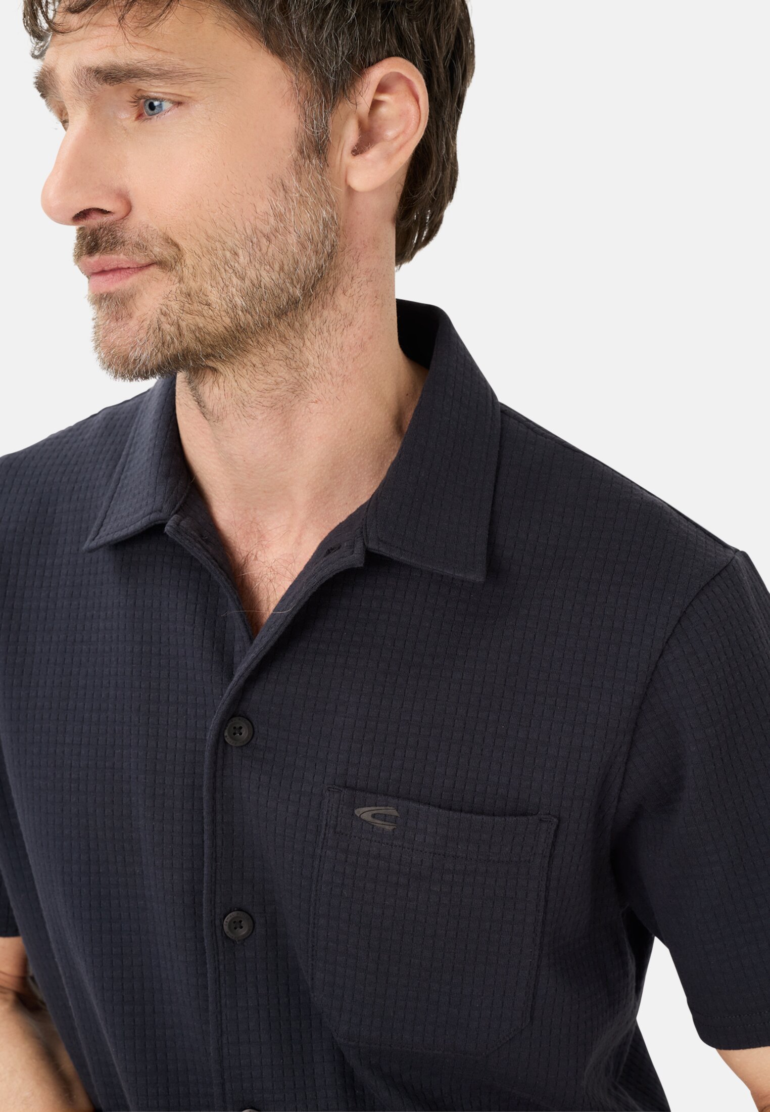 Herren Kurzarmhemd mit Brusttasche Dunkelblau getragen detailliert nah