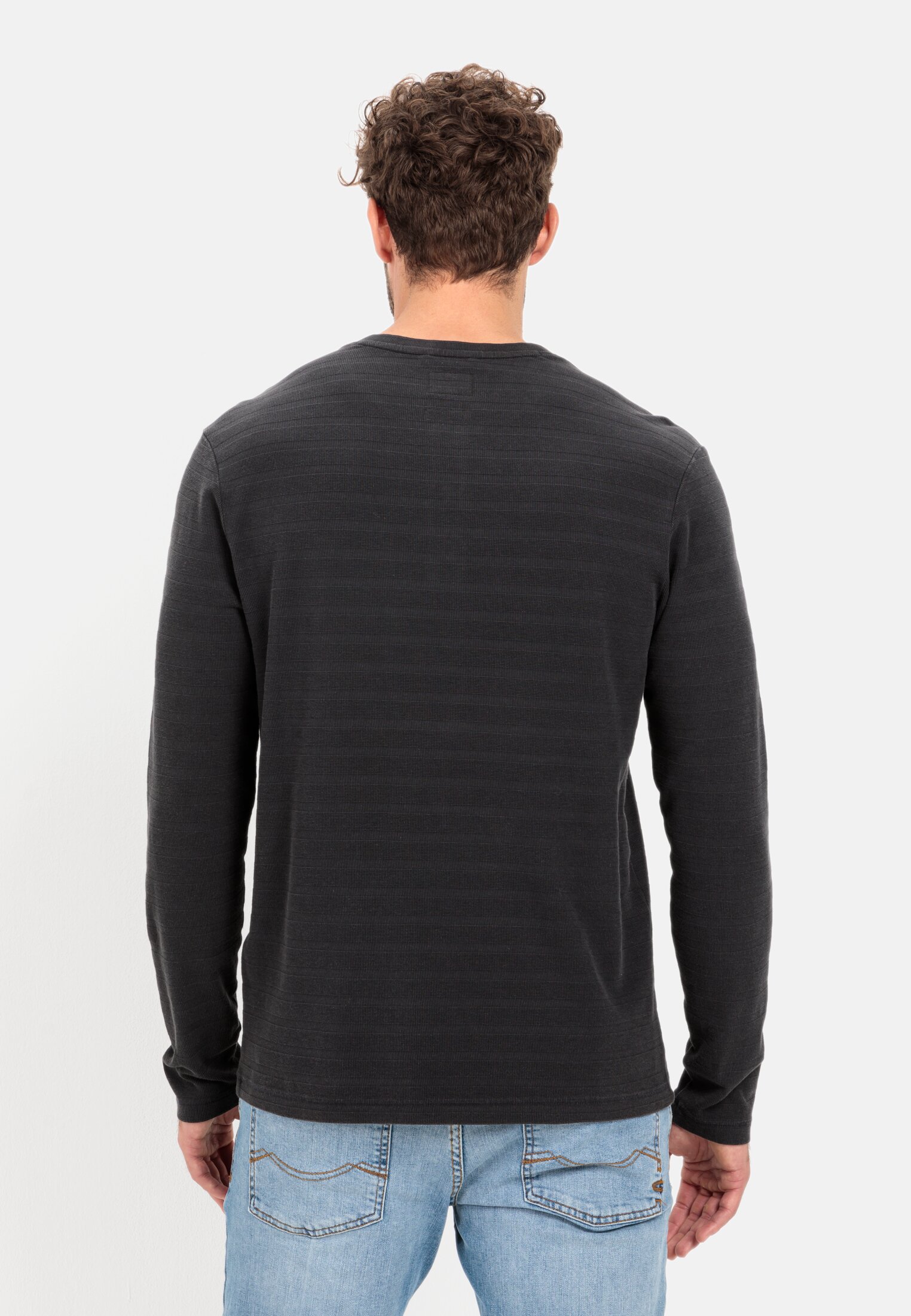 Herren Langarm Henleyshirt aus reiner Baumwolle Schwarz getragen hinten