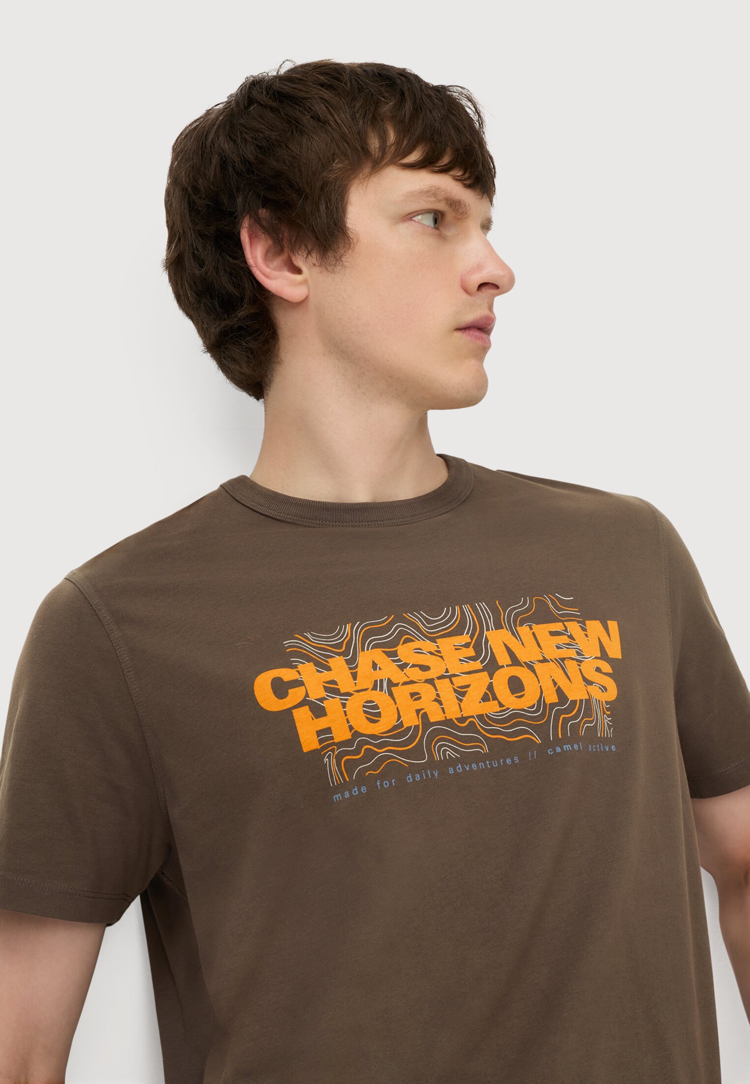 Men T-shirt made of pure cotton Dark brown worn detail close