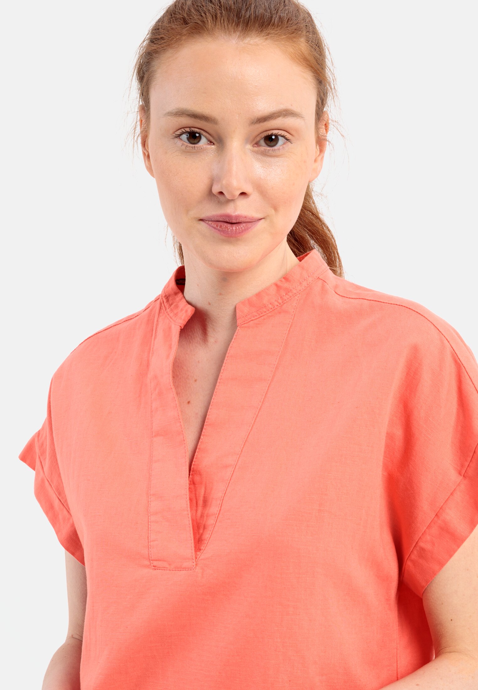 Vrouwen Slipjurk gemaakt van een linnen mix Coral gedragen detail dichtbij  