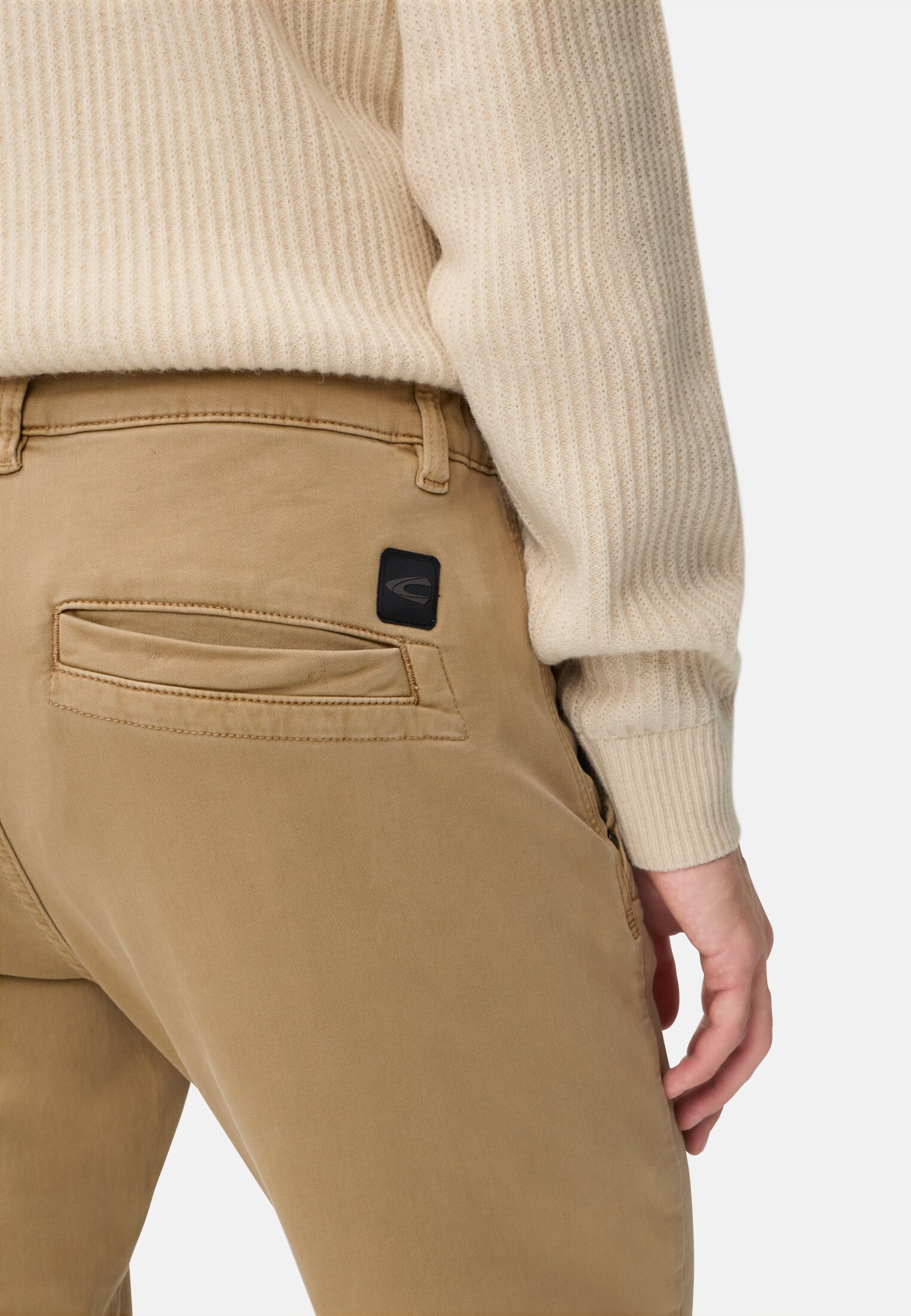Heren fleXXXactive® chino regular fit gemaakt van katoenmix Beige gedragen detail dichtbij  