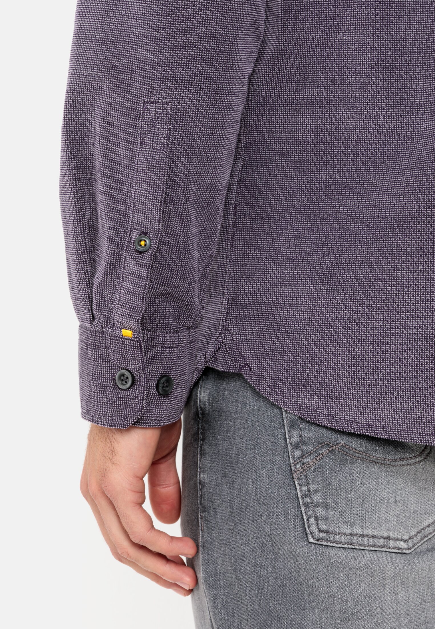 Herren Langarmhemd aus reiner Baumwolle Lila getragen detailliert nah