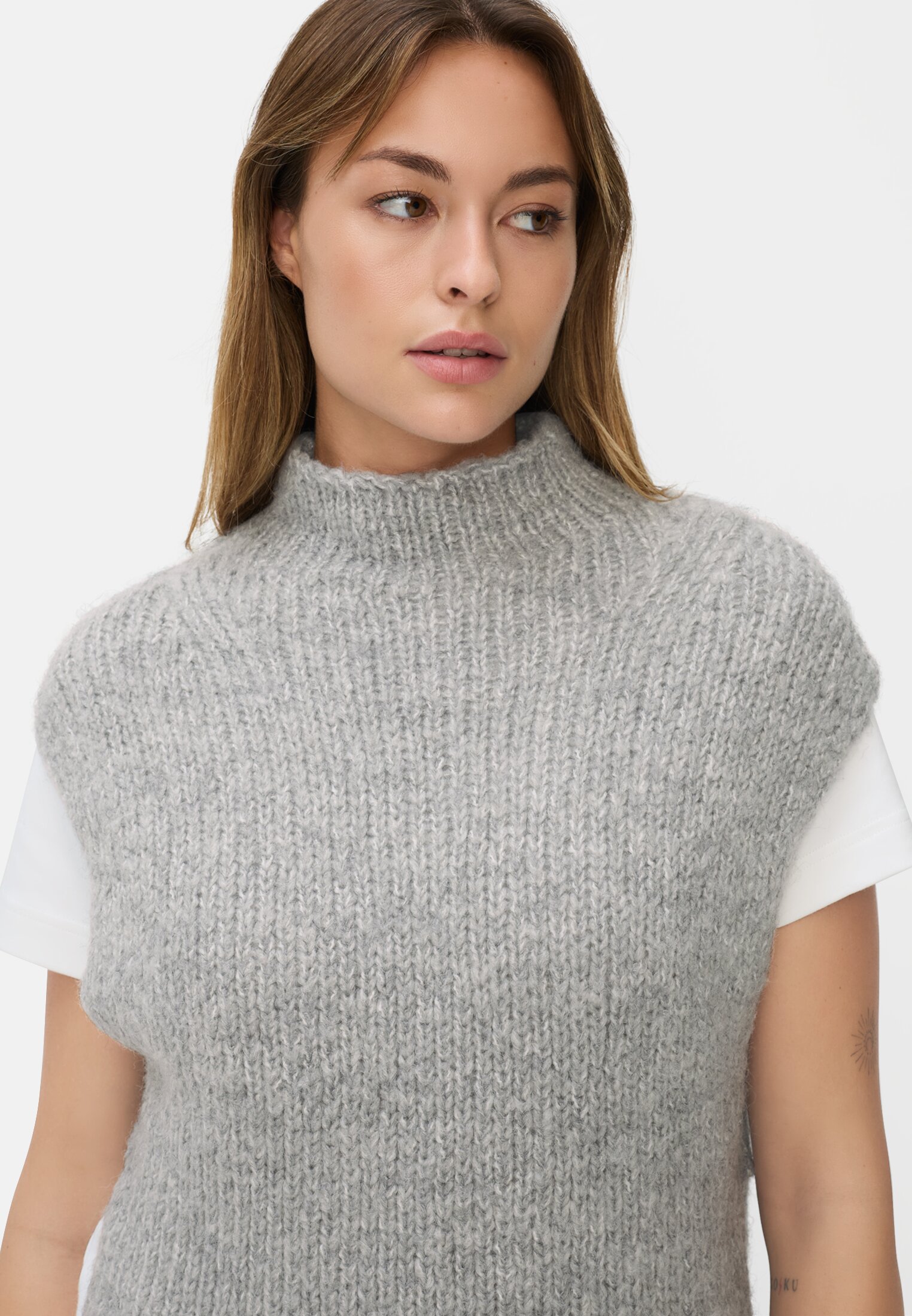 Vrouwen Gebreide pullover zonder mouwen met zijopeningen Grijs gedragen detail dichtbij