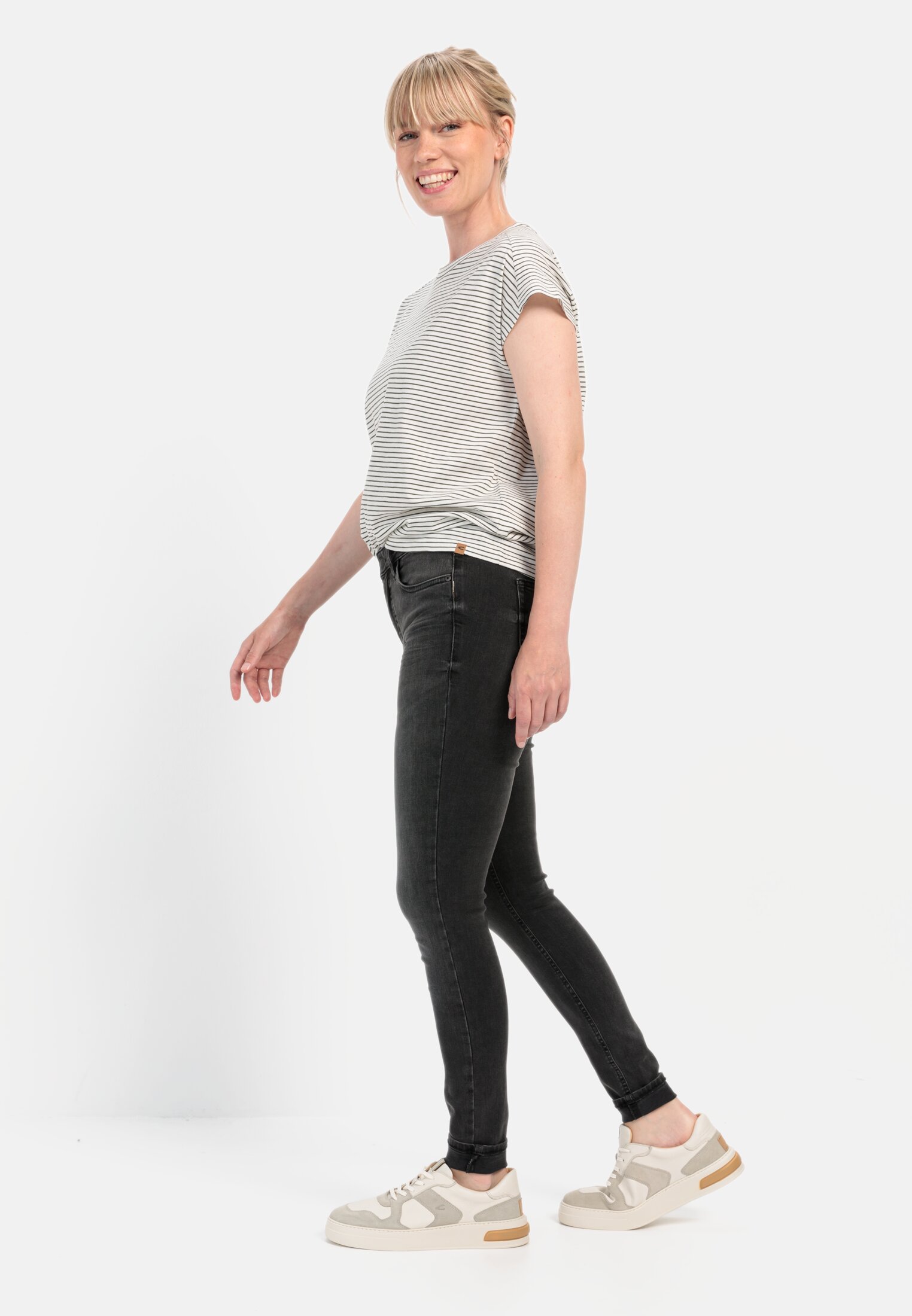 Damen Slim Fit Denim Grau getragen emotional