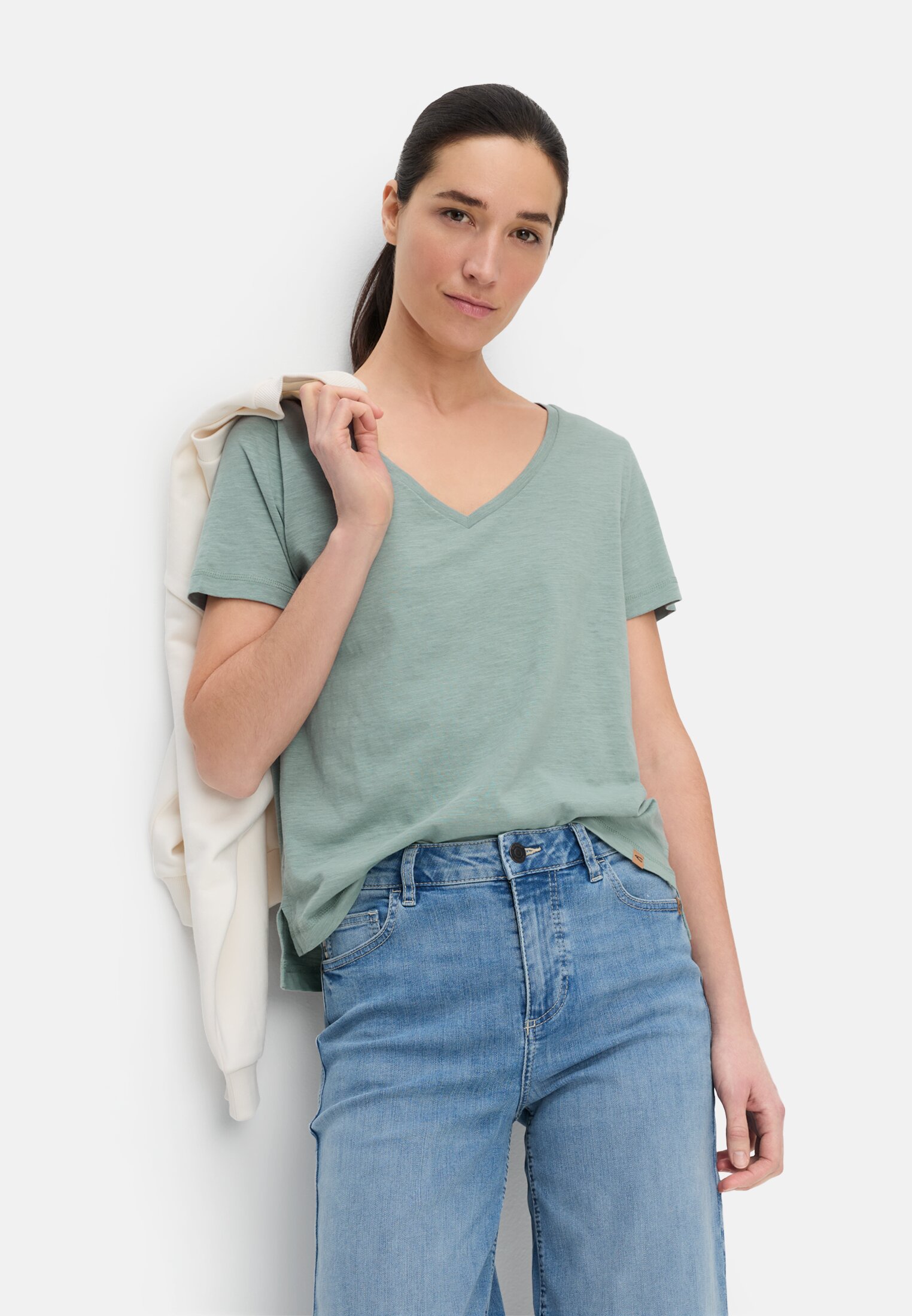 Damen T-Shirt aus 100% Baumwolle Jadeblau getragen emotional