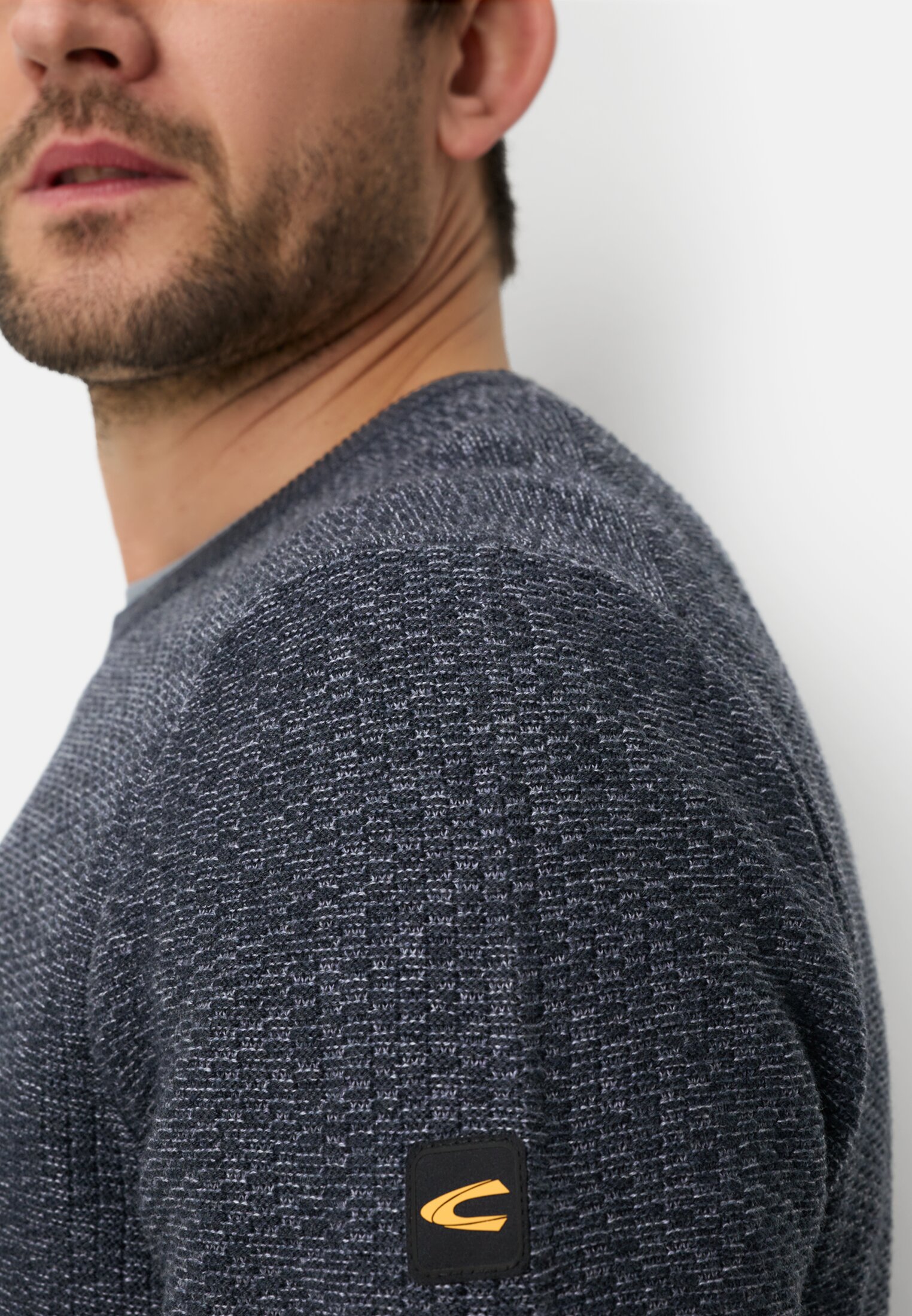 Men Knitted sweater with a round neck collar Ink blue worn detail close
