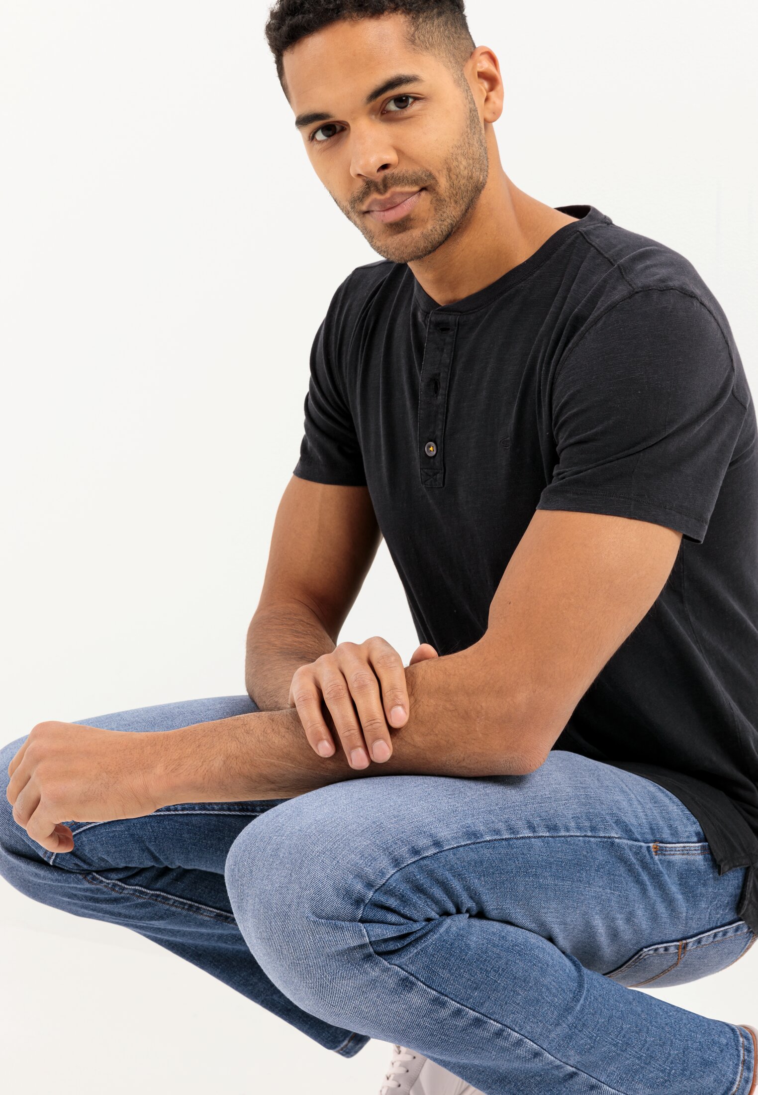 Herren Henley Shirt mit kurzem Arm aus reiner Baumwolle Schwarz getragen emotional