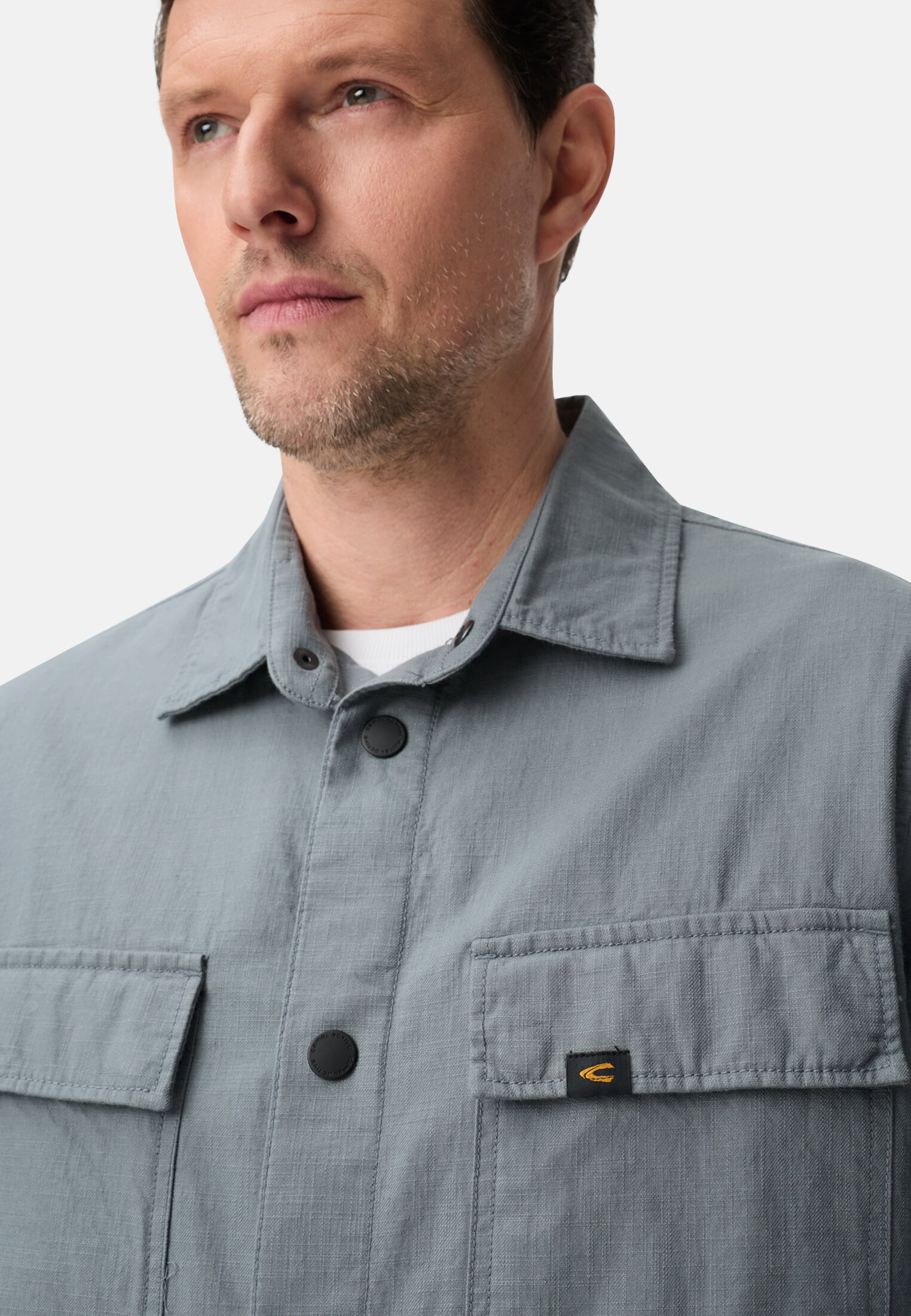 Herren Overshirt mit Taschen Sturmblau getragen detailliert nah