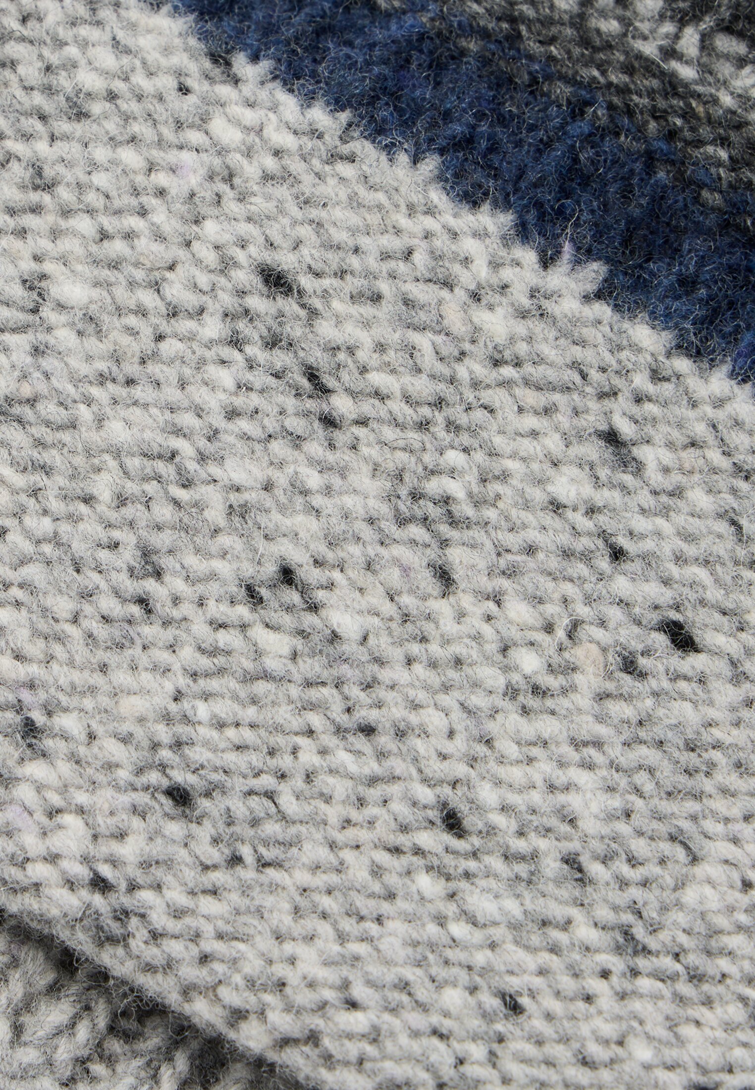 Herren Strickmütze mit modernem Muster Grau frontal oben