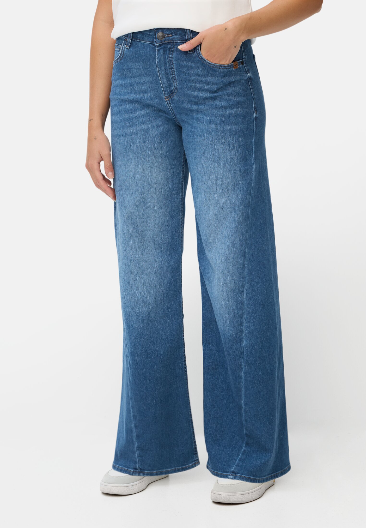 Damen 5-Pocket Jeans mit weitem Bein Mittelblau getragen vorn