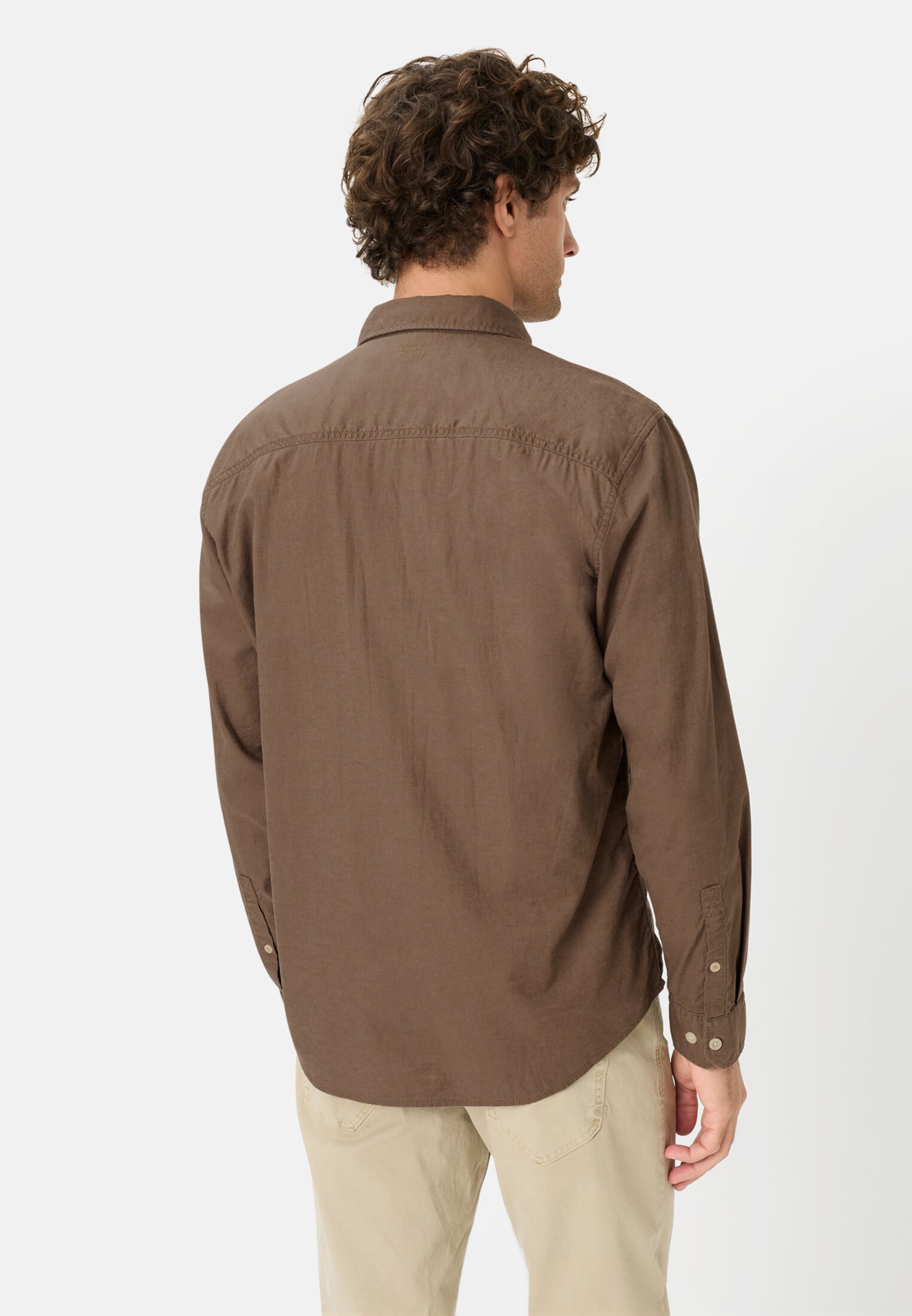 Heren Linnen-katoen mix shirt met lange mouwen Slijkbruin gedragen achter