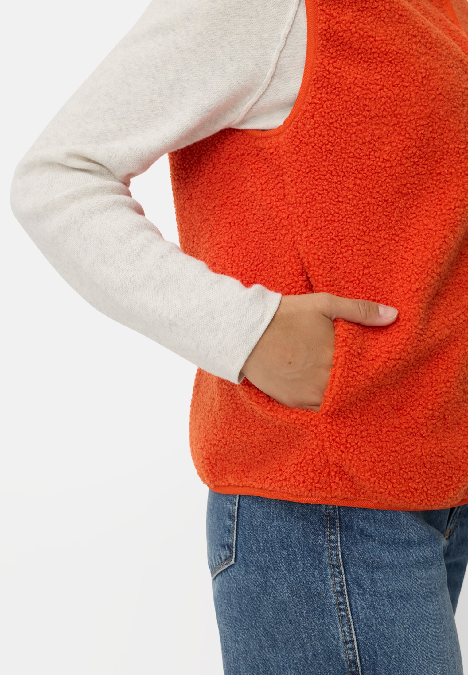 Vrouwen Teddyvest met zij-ingrepen pockets Oranje gedragen detail dichtbij