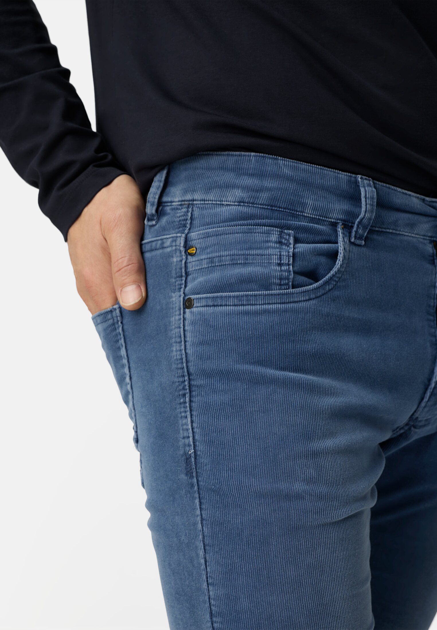 Herren Slim Fit 5-Pocket Hose Tintenblau getragen detailliert nah