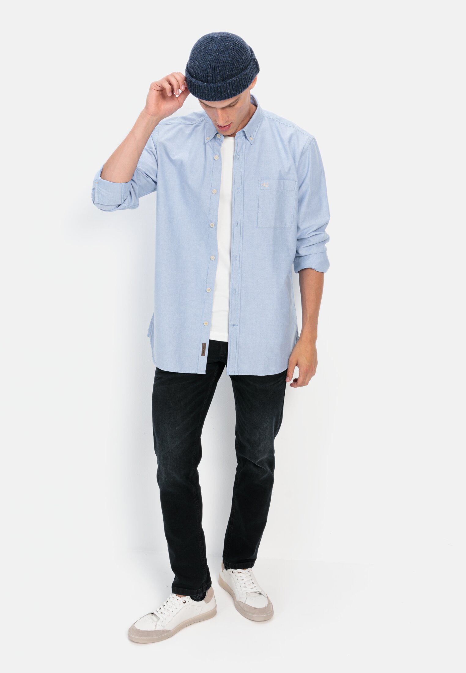 Heren Oxford overhemd van gecertificeerd organic cotton Lichtblauw gedragen voor lichaam compleet 