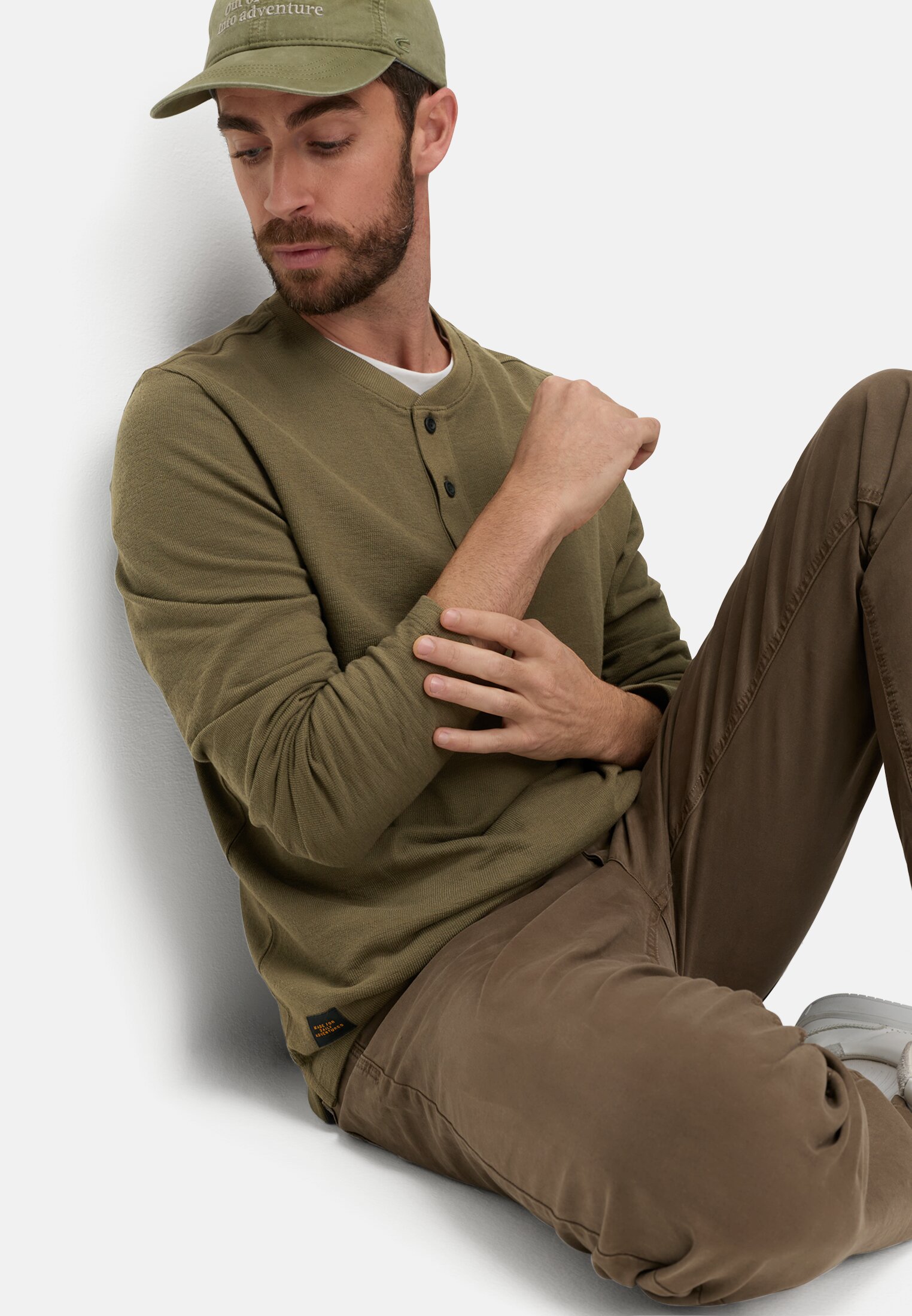 Heren Henleyshirt met knoopsluiting Olijfgroen gedragen emotional 