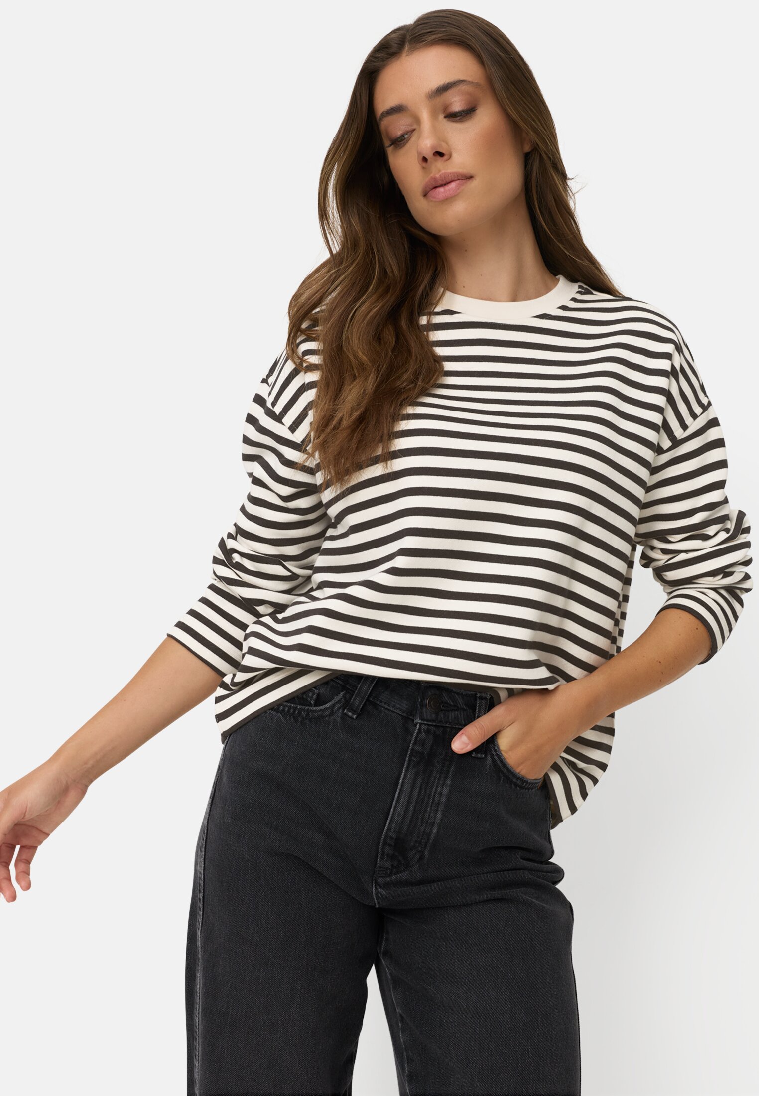 Damen Sweatshirt aus 100% Baumwolle Schwarzweiß getragen emotional