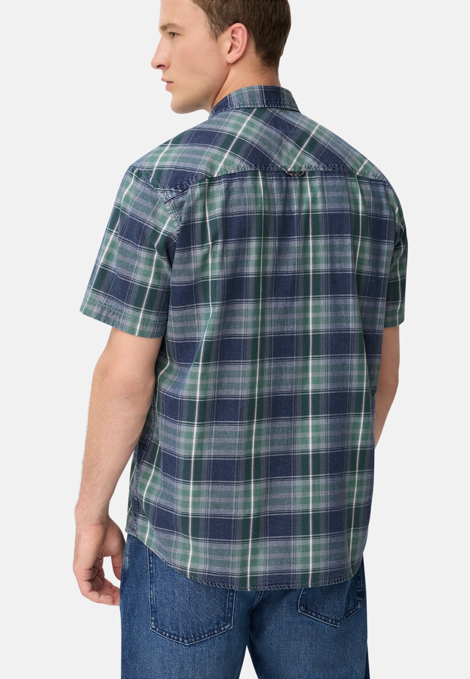Herren Kurzarm Shirt mit Kentkragen und Brusttaschen Tannengrün getragen hinten