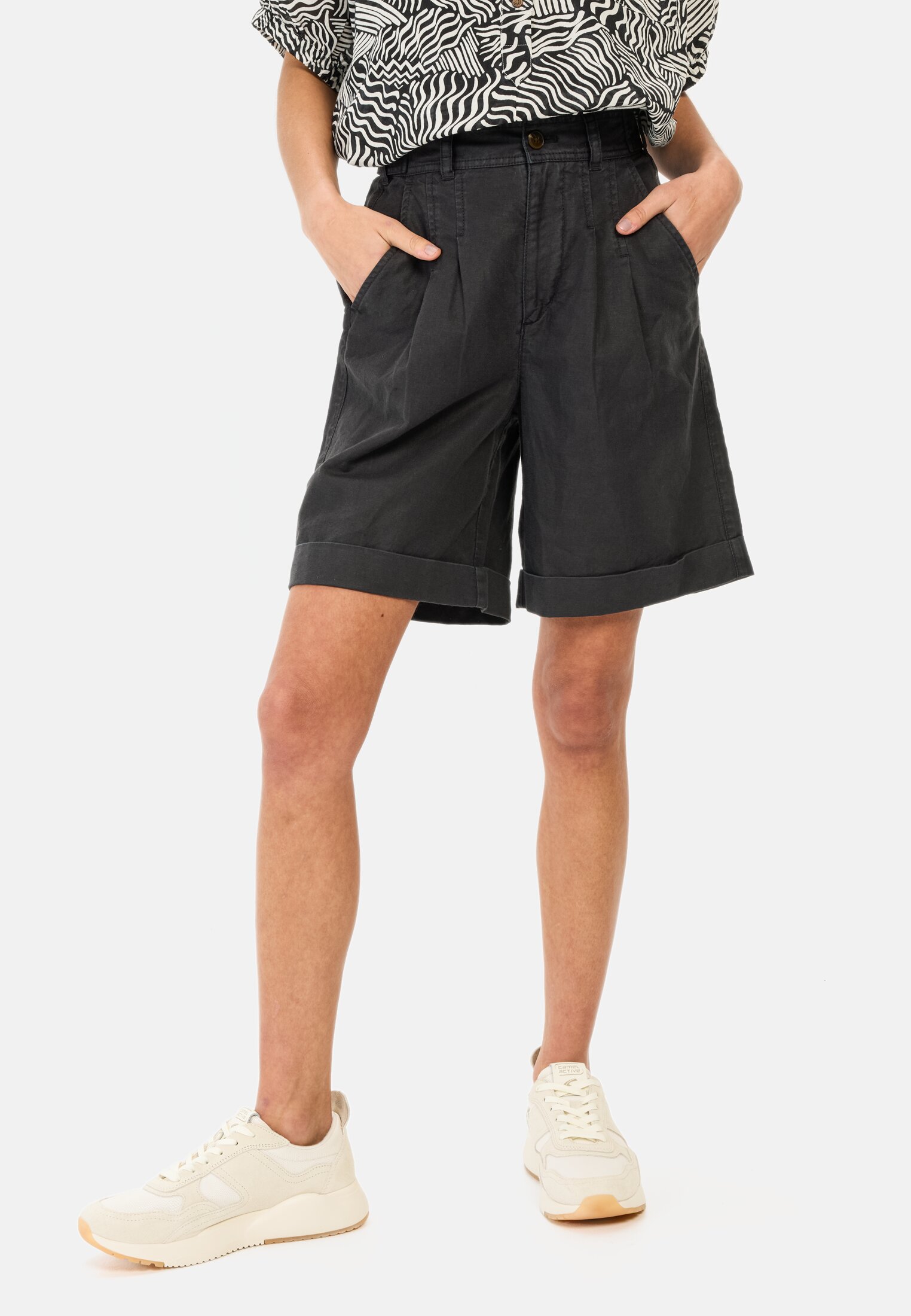 Damen Shorts aus Leinenmix Schwarz getragen vorn