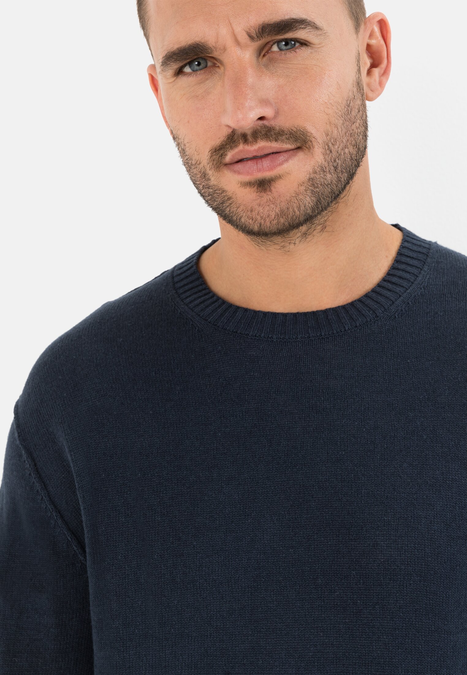 MI_09545-1K31-47_M5-00 Men Lightweight knitted jumper made from a linen blend Dark Blue worn detail close