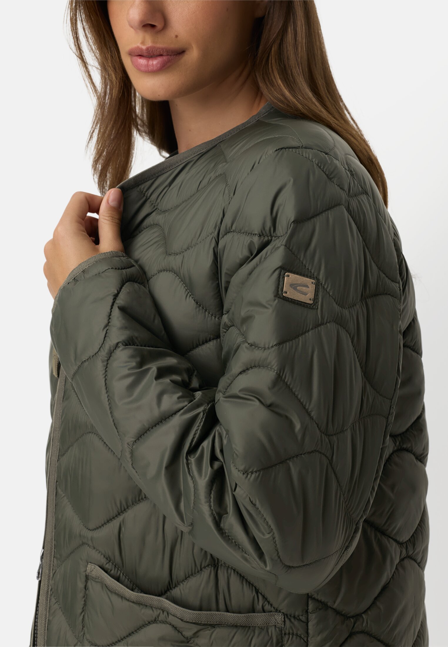 Women Quilted jacket with 2-way zipper Forest Green worn detail close