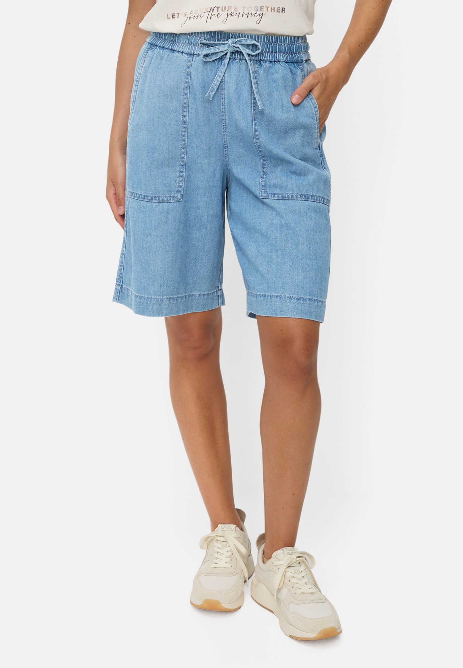 Women Bermuda shorts with a drawstring Light Blue worn front