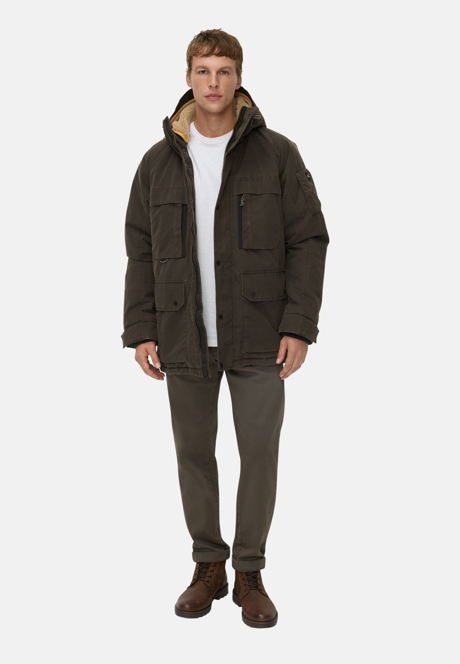Herren Winterjacke mit Taschen Dunkelbraun getragen vorne Ganzkörper