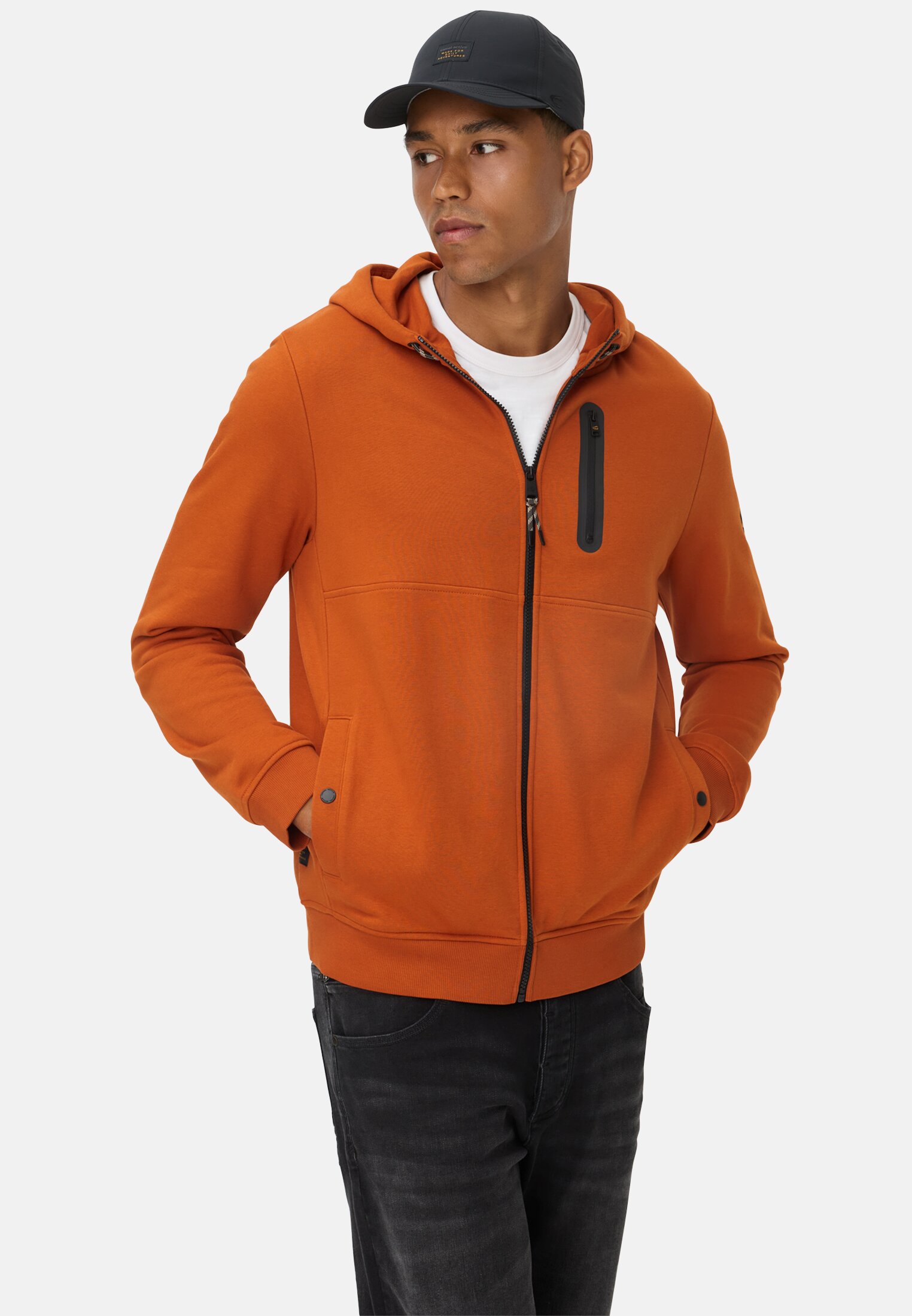 Herren Sweatjacke mit Kapuze Zimt getragen emotional