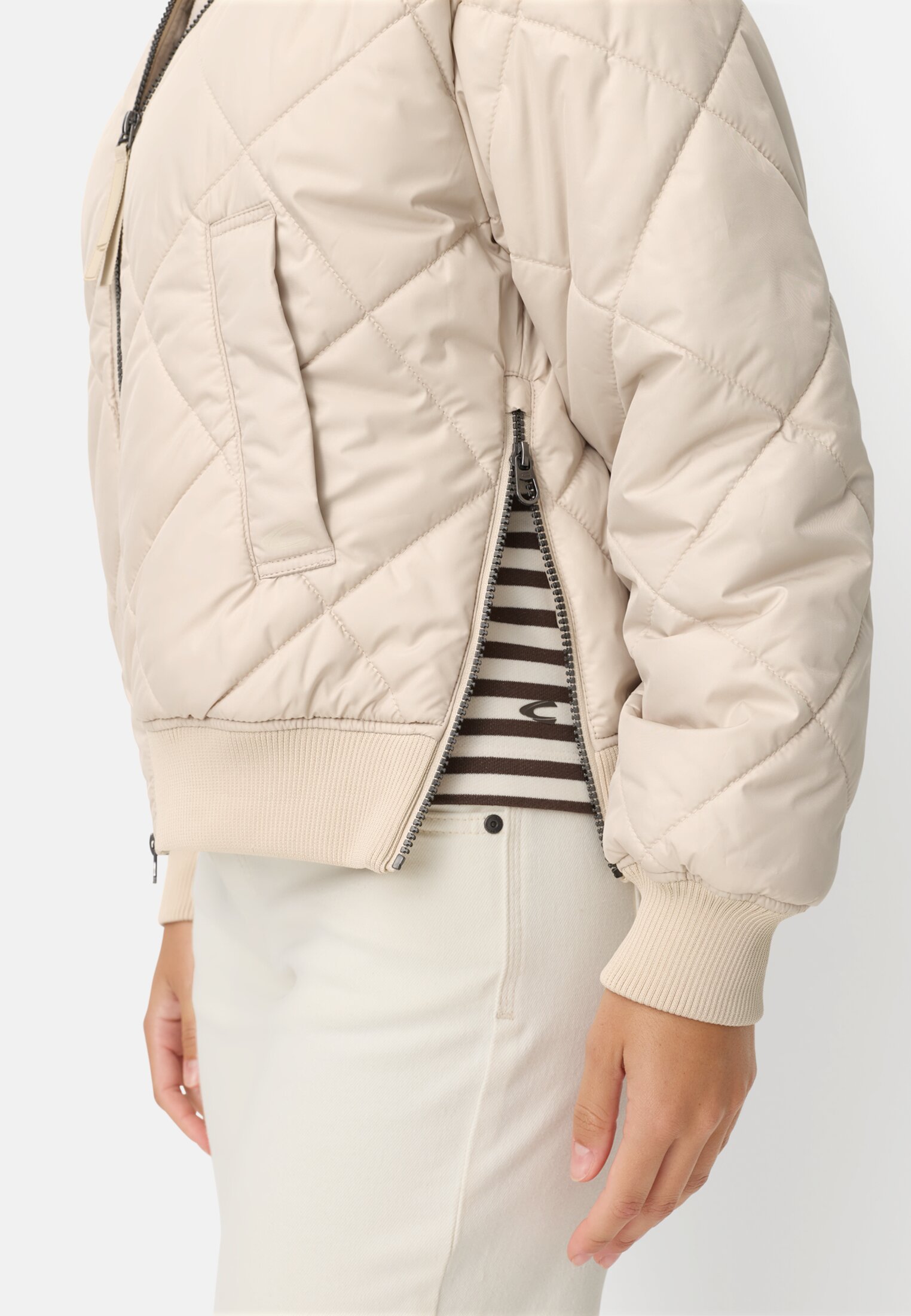 Damen Oversize Bomberjacke mit bedrucktem Futter Hafer getragen detailliert nah