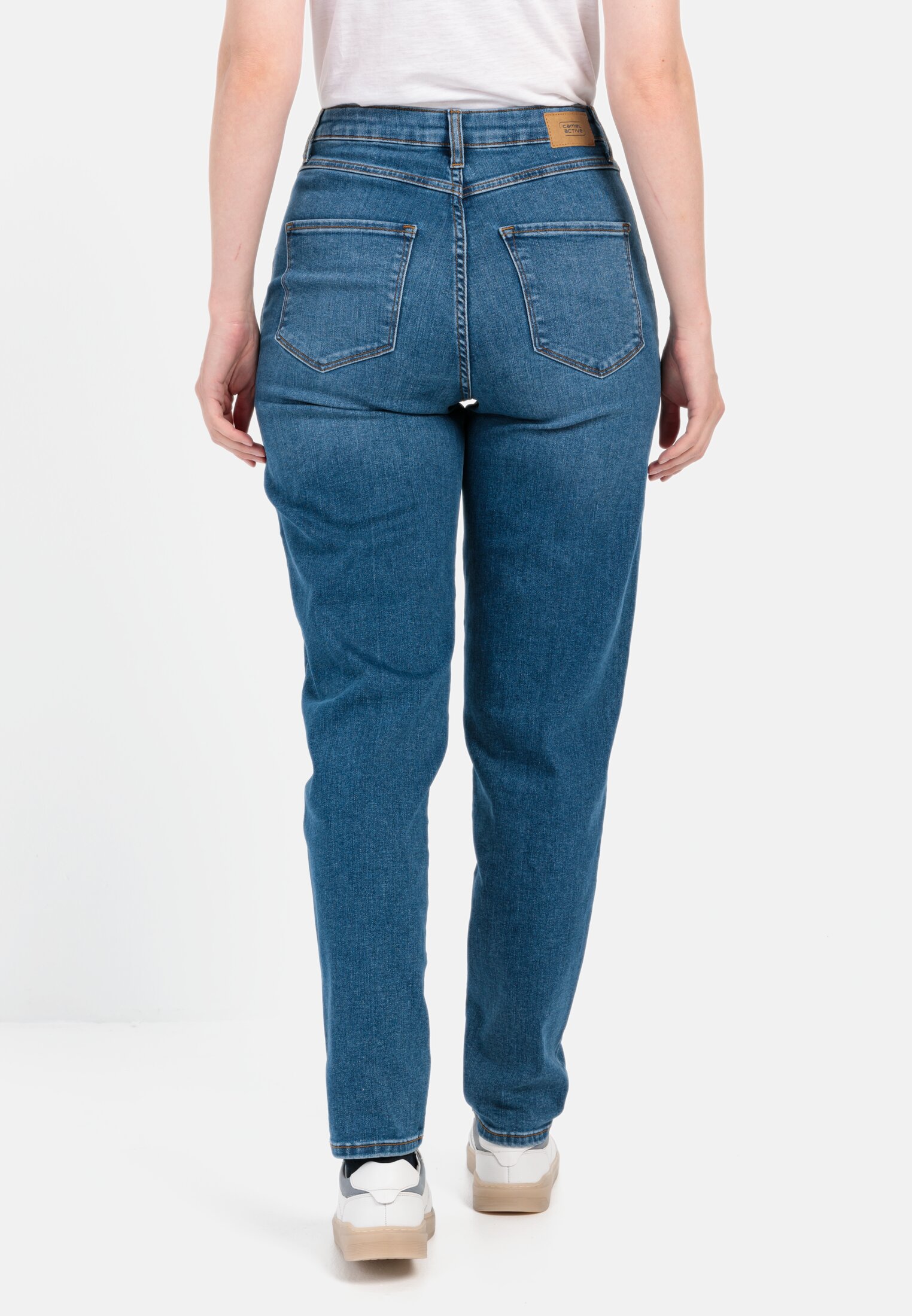 Vrouwen Mom Fit 5-Pocket Jeans Donker blauw gedragen achter