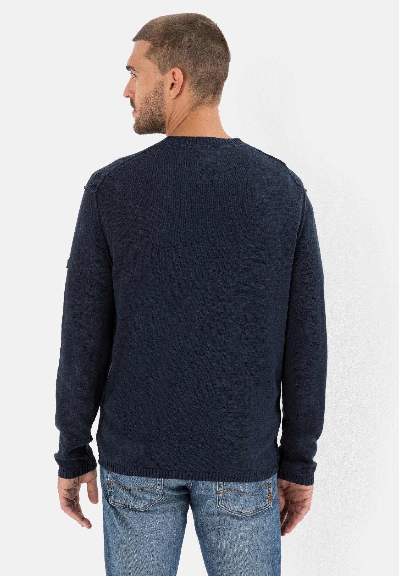 MI_09545-1K31-47_M2-00 Men Lightweight knitted jumper made from a linen blend Dark Blue worn back