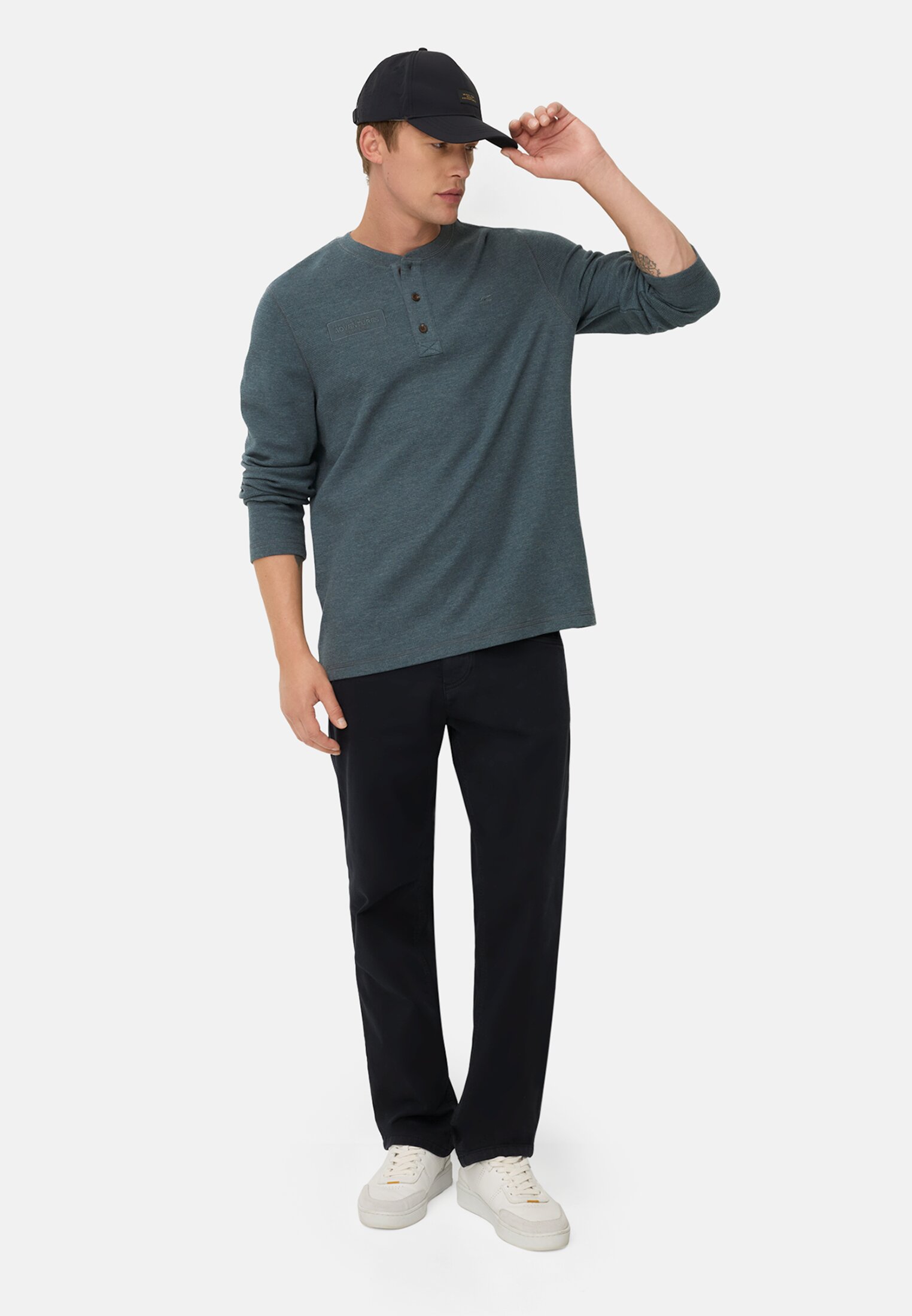 Herren Henley-Shirt aus Organic Cotton Tintenblau getragen vorne Ganzkörper