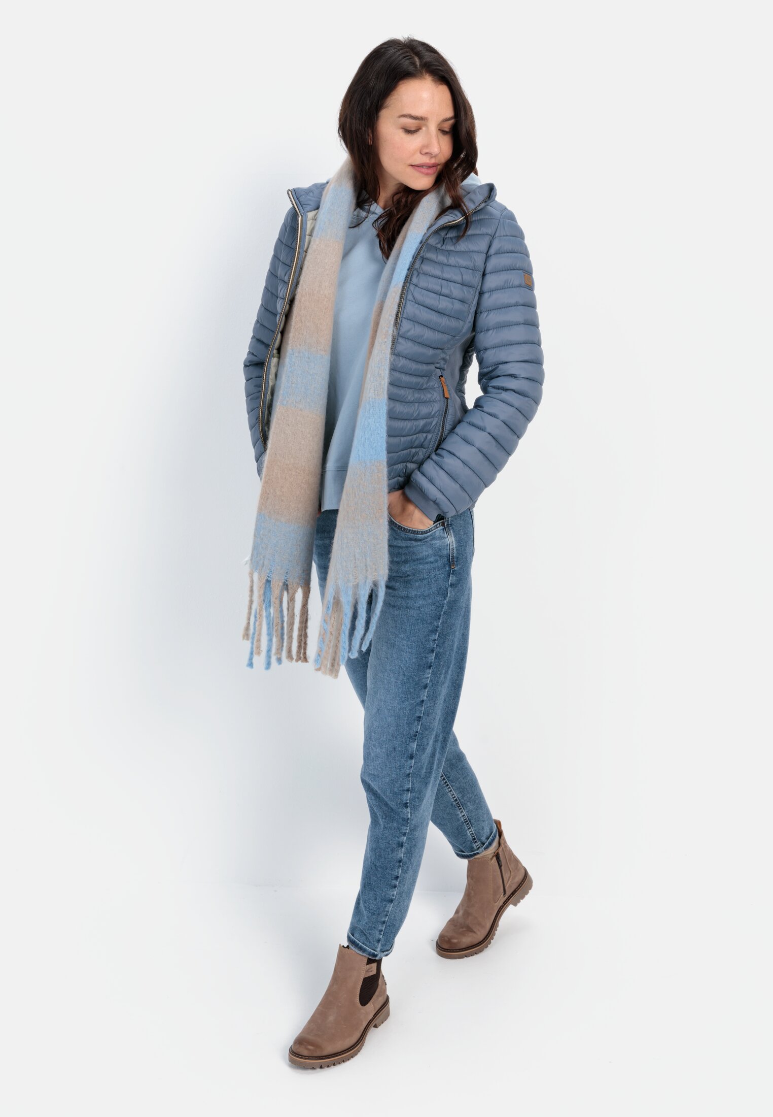 Damen Leichte Steppjacke aus recyceltem Polyamid Blau getragen emotional