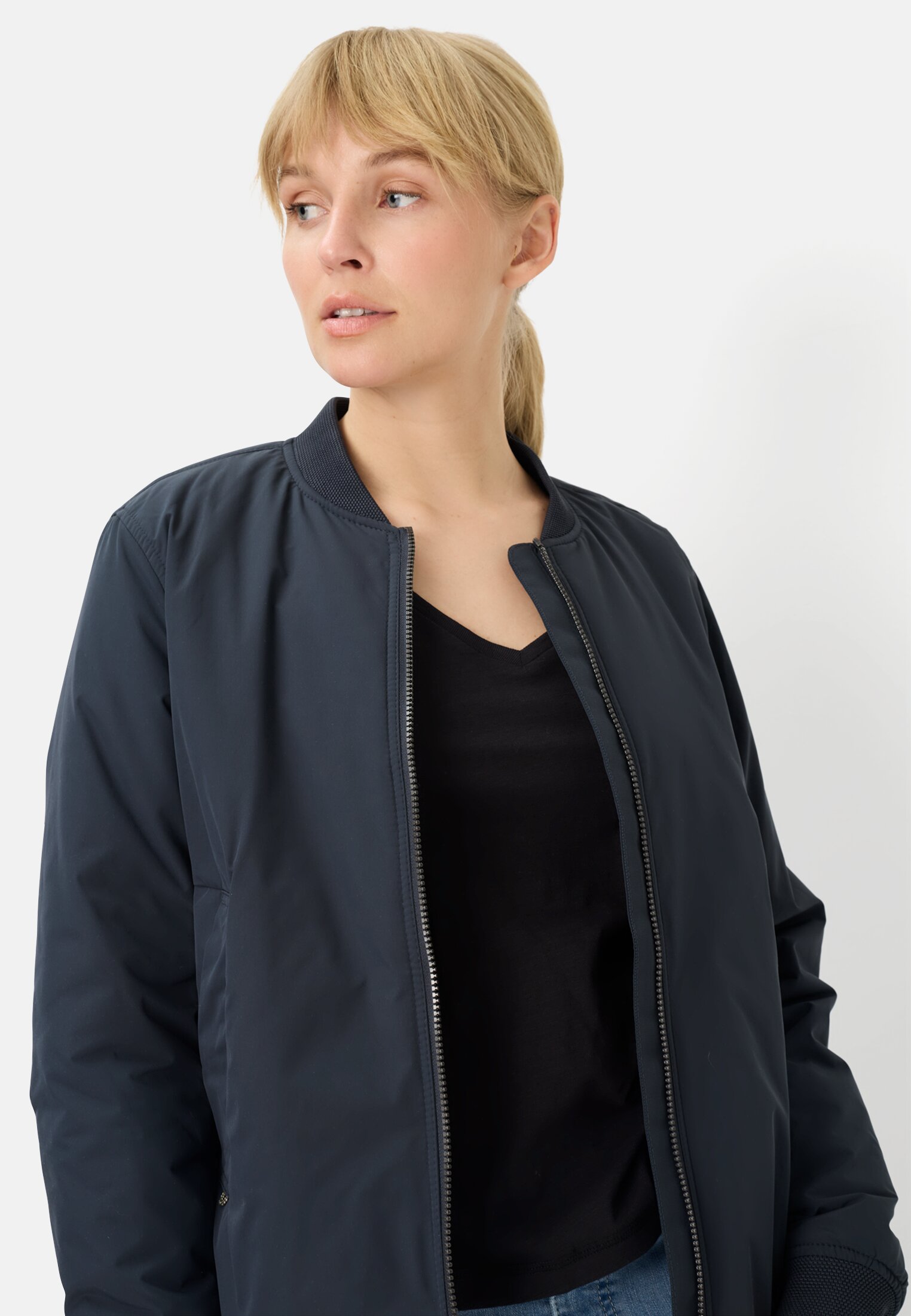 Damen T-Shirt aus 100% Baumwolle Kaviar getragen emotional