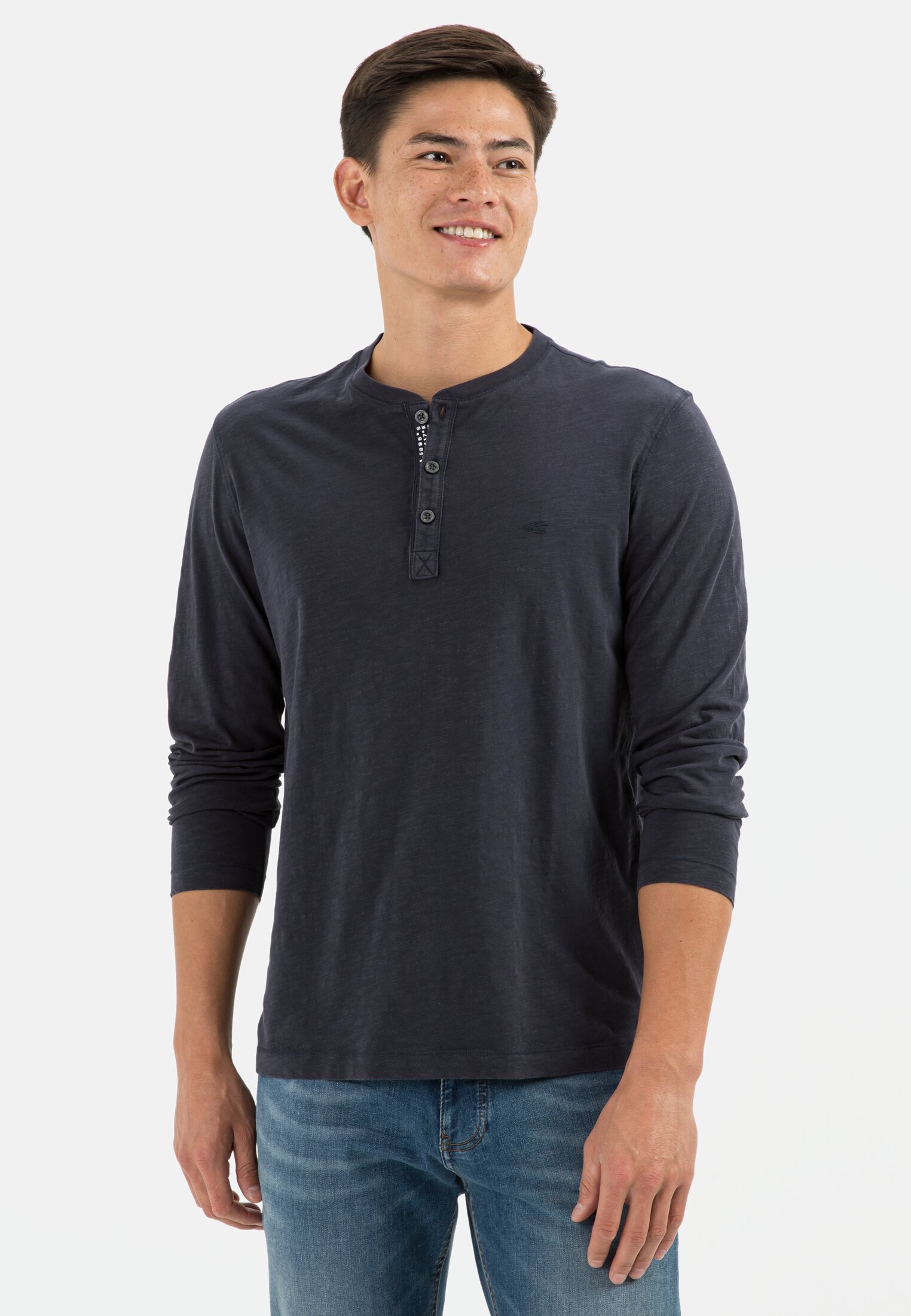 Herren Leichtes Langarmshirt mit Henley Kragen aus Organic Cotton Dunkelblau getragen vorn